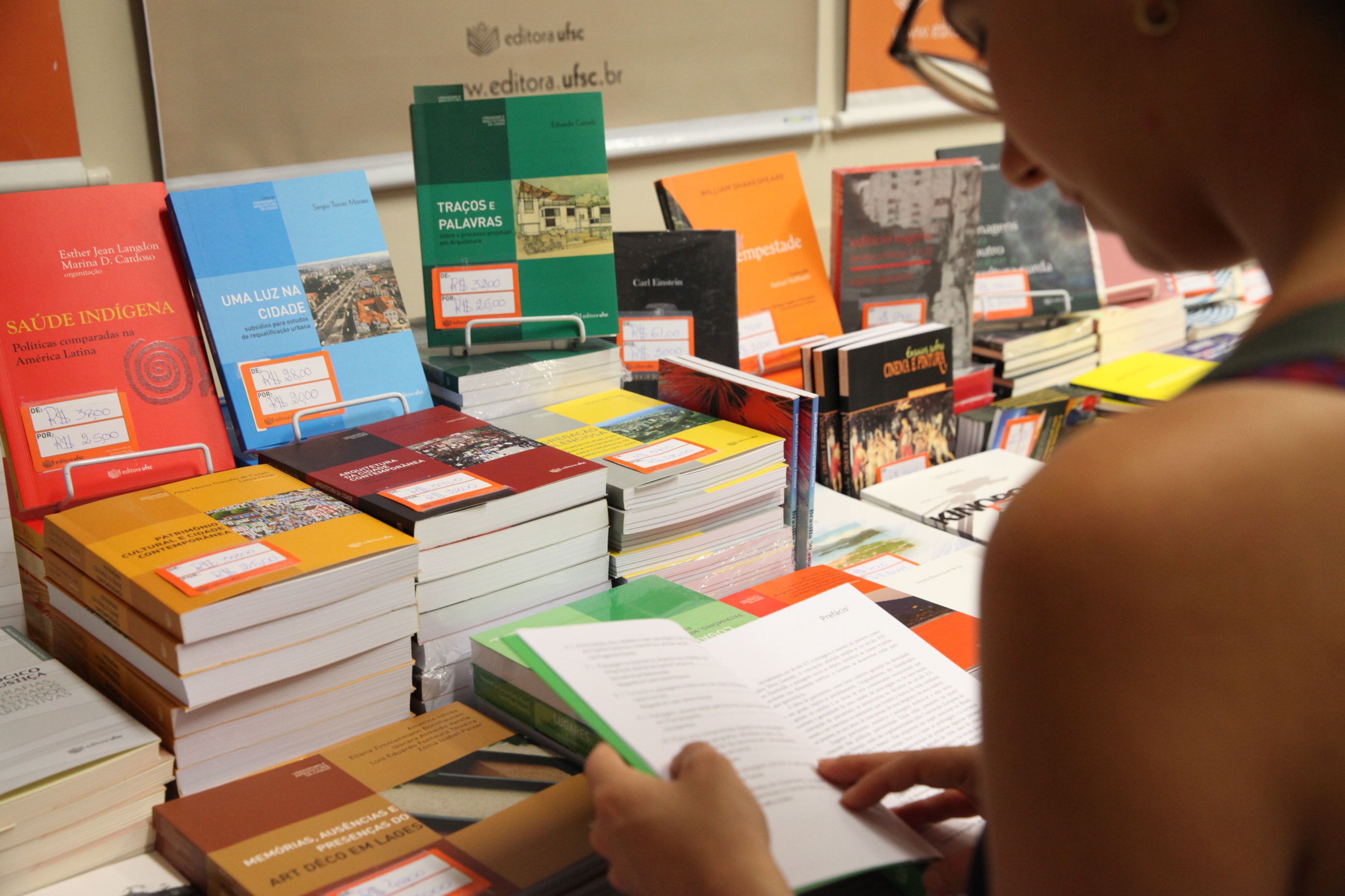 Feira do Livro - Editora UFSC. Foto: Fábio Queiroz / Agência AL