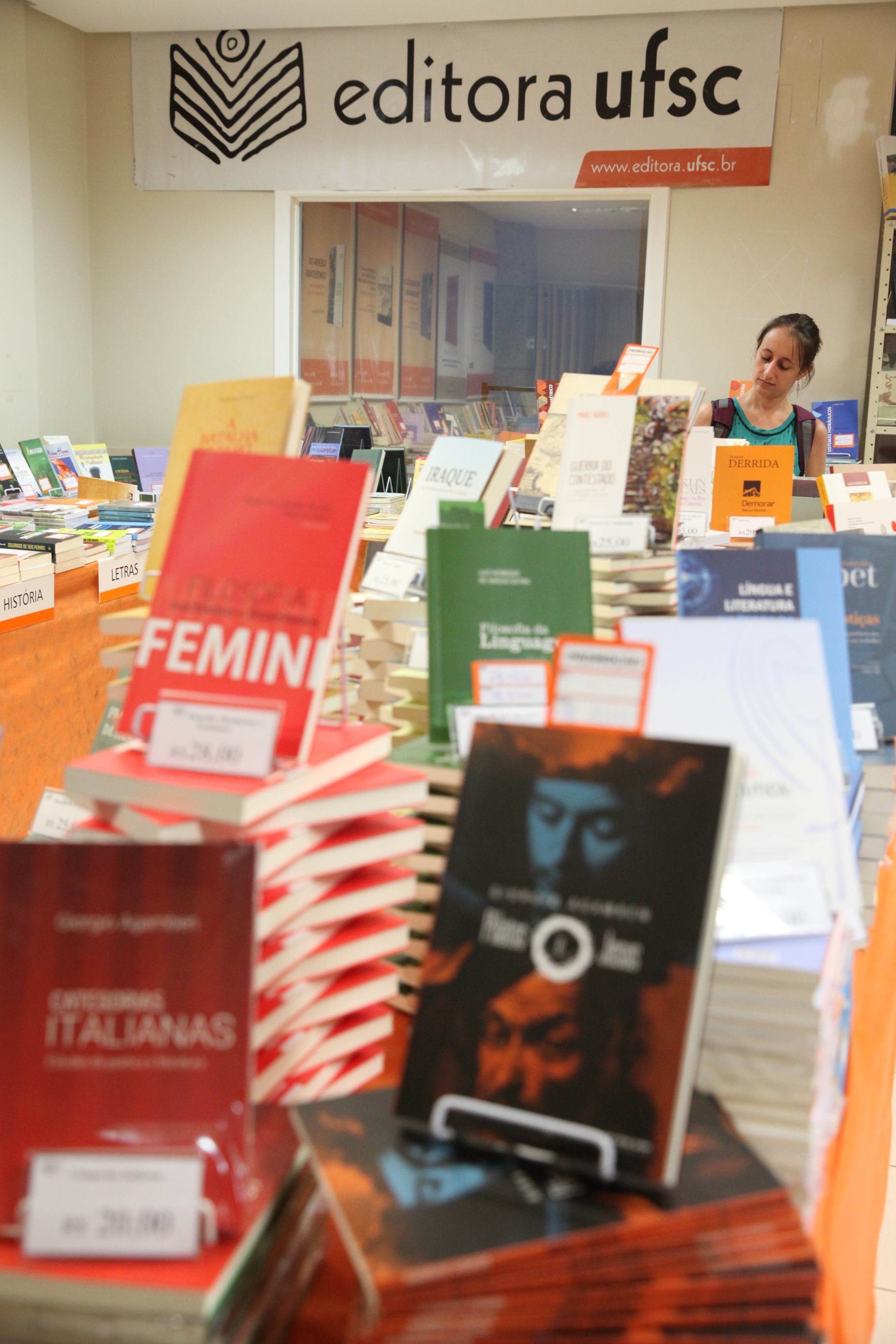 Feira do Livro - Editora UFSC. Foto: Fábio Queiroz / Agência AL