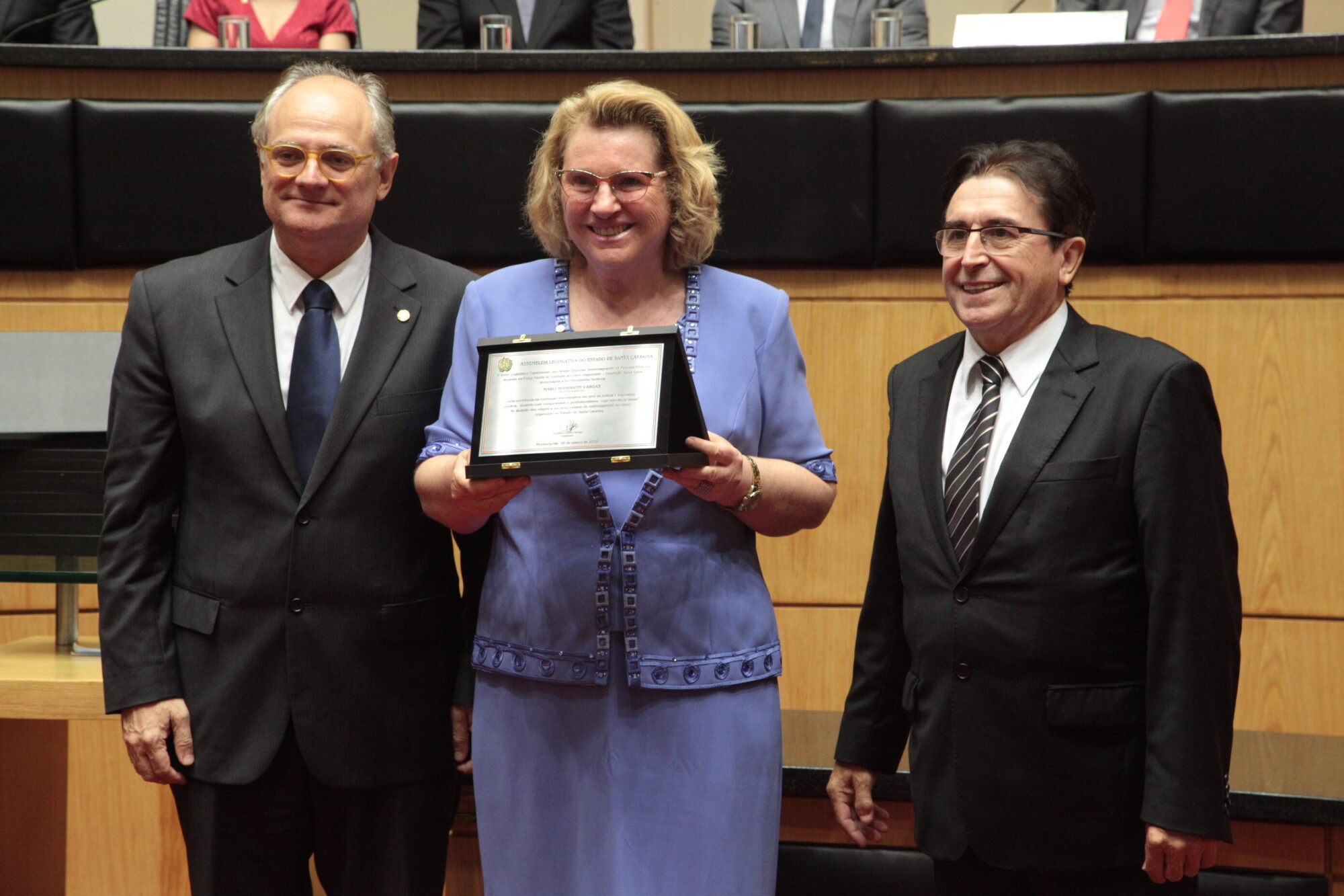 Desembargadora Marli Mosimann Vargas recebe homenagem dos deputados Vicente Caropreso (E) e deputado Antonio Aguiar