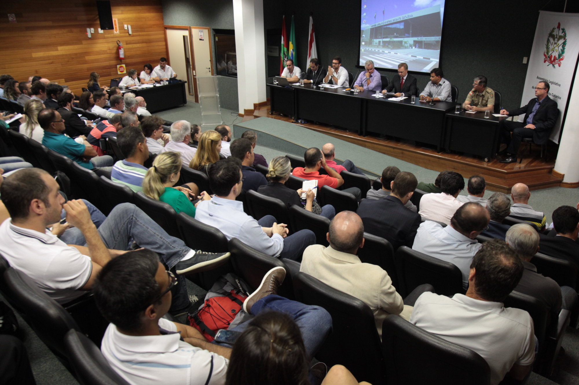 Alesc discute andamento de obras de acesso ao aeroporto da capital