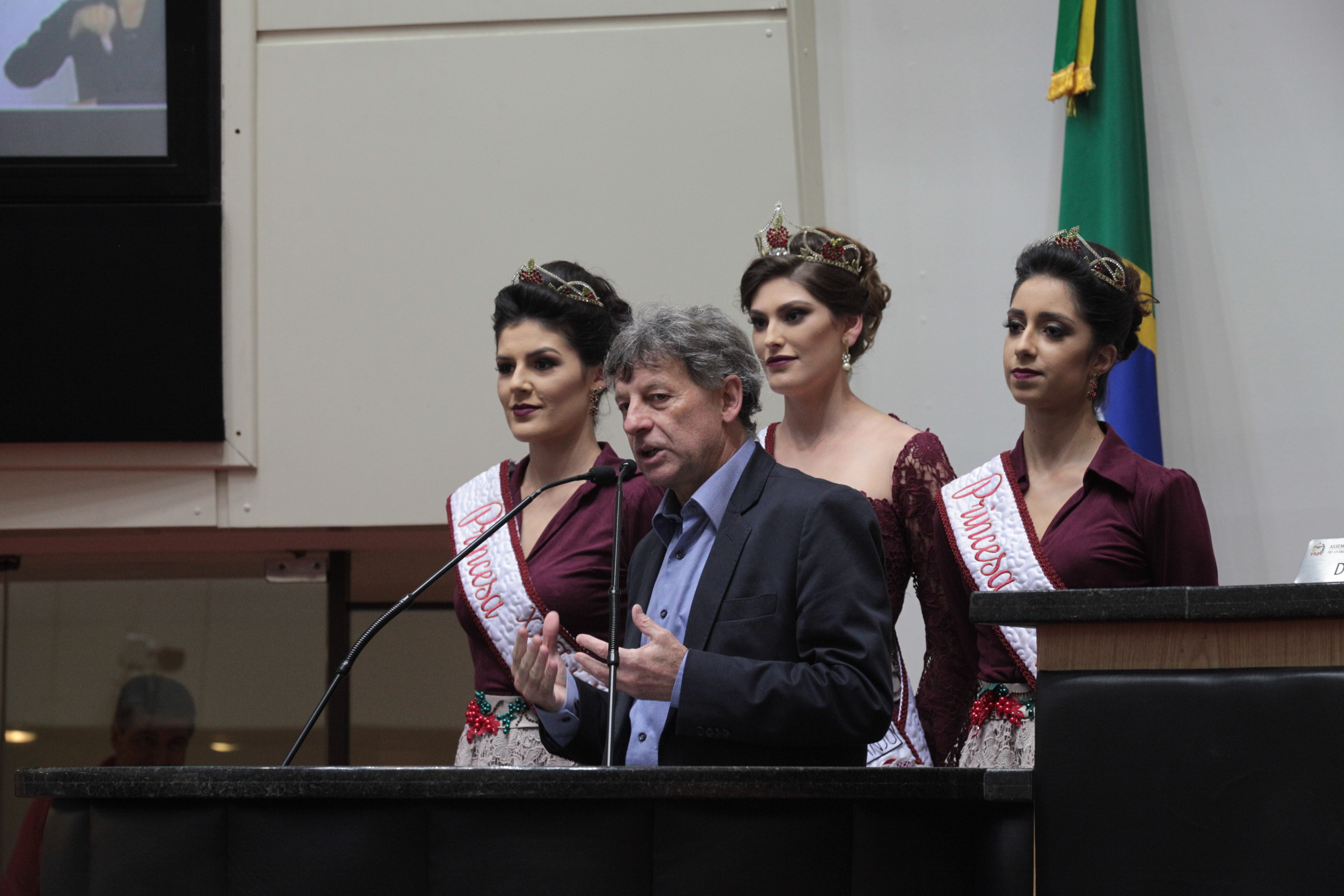 Sessão Ordinária. Visita das Soberanas da Festa da Maçã.