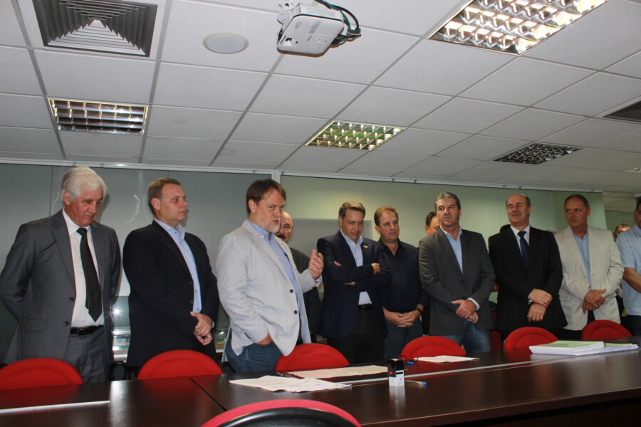 Deputado Zé Milton na assinatura do convênio. FOTO: Divulgação