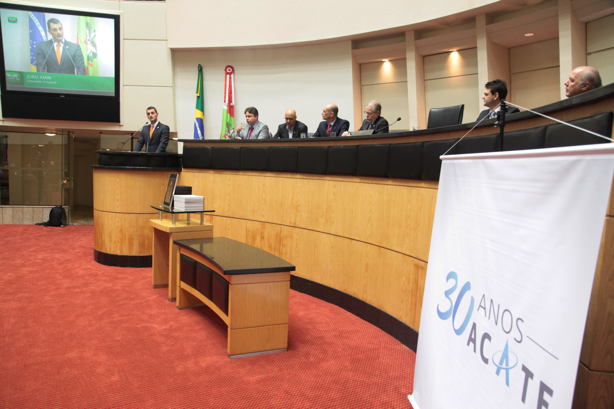 Parlamento homenageia 30 anos da Acate em SC