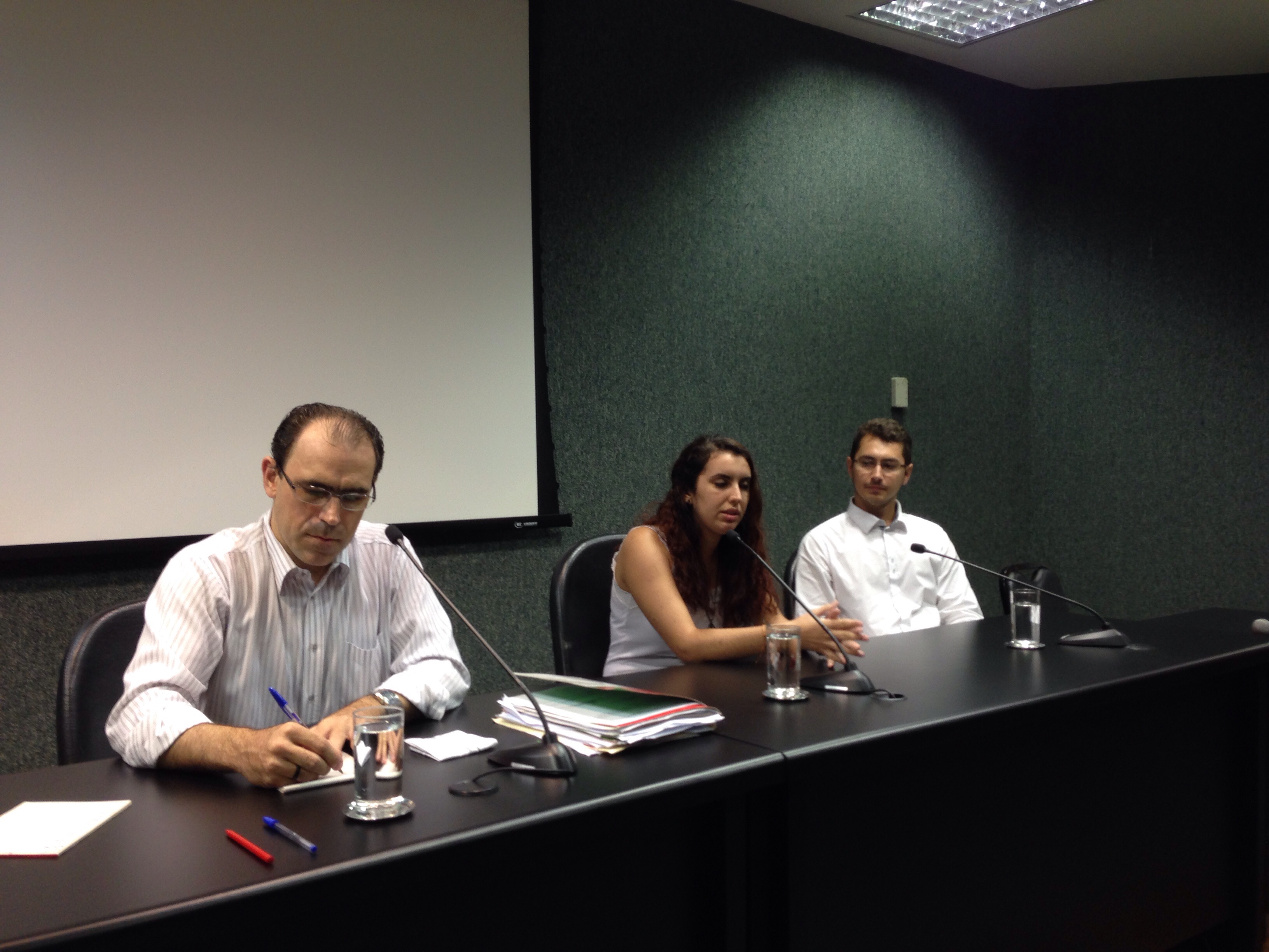 Reunião do grupo de trabalho que trata sobre imigrantes em Santa Catarina.
