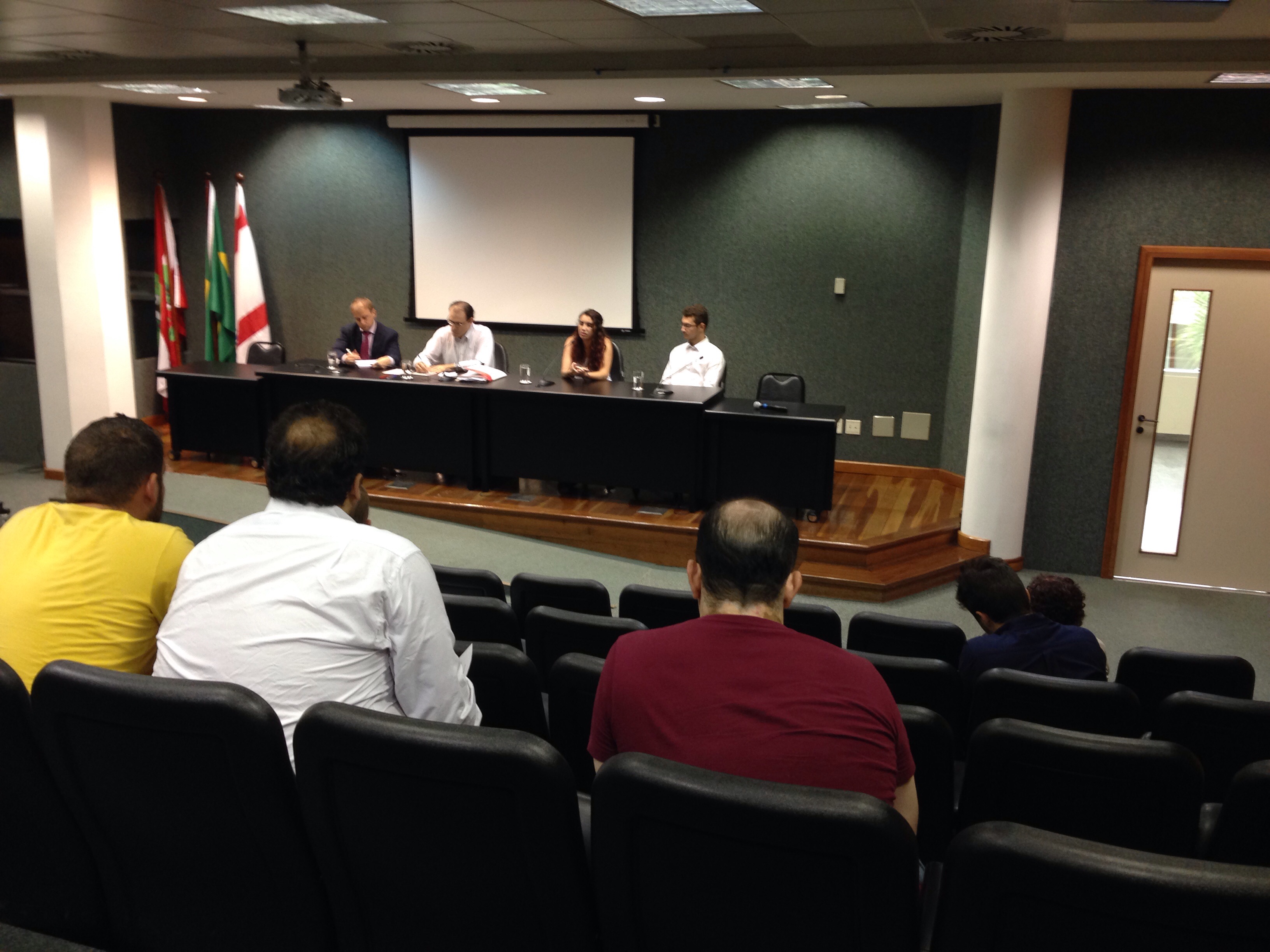 Reunião do grupo de trabalho que trata sobre imigrantes em Santa Catarina.