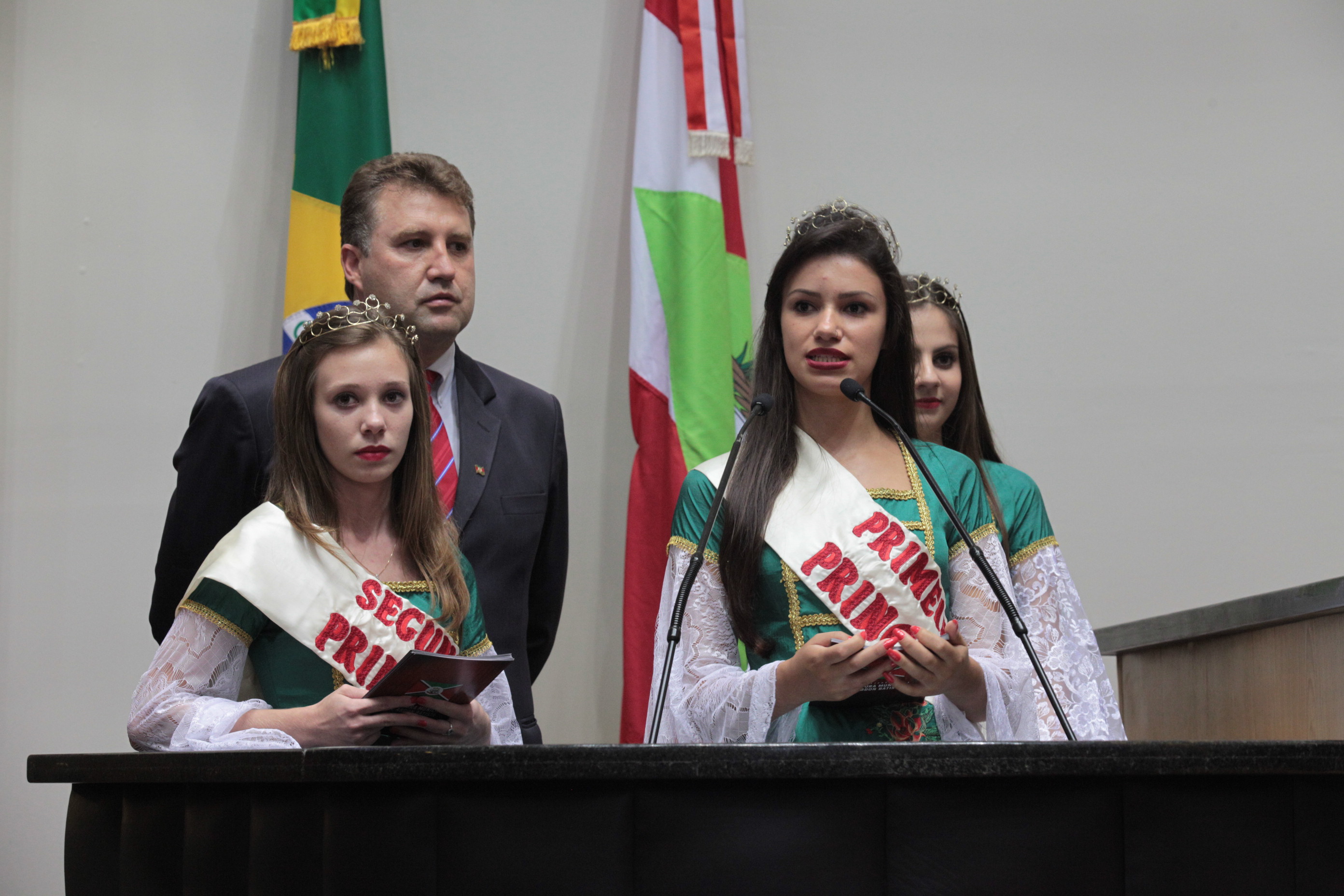 Rainha e Princesas da 27ª Festa do Município de Abdon Batista.