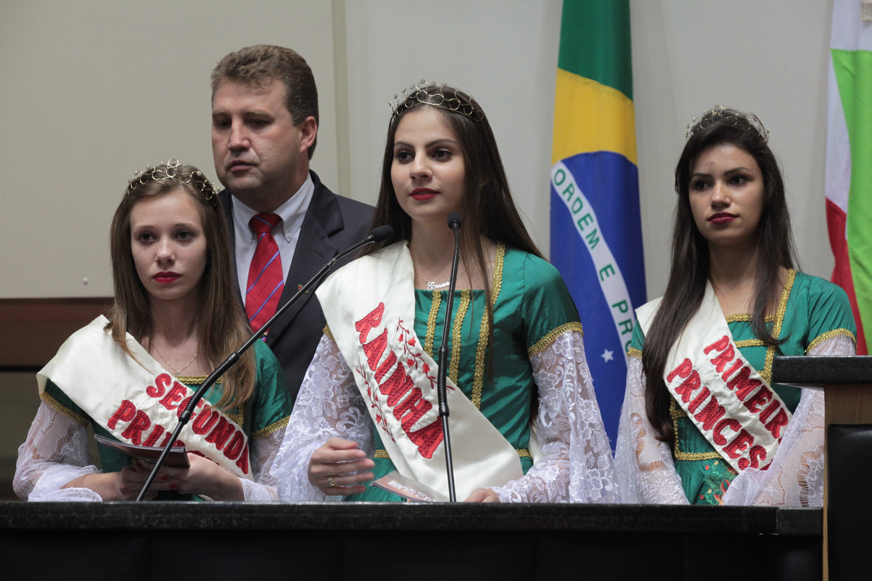 Rainha e Princesas da 27ª Festa do Município de Abdon Batista.