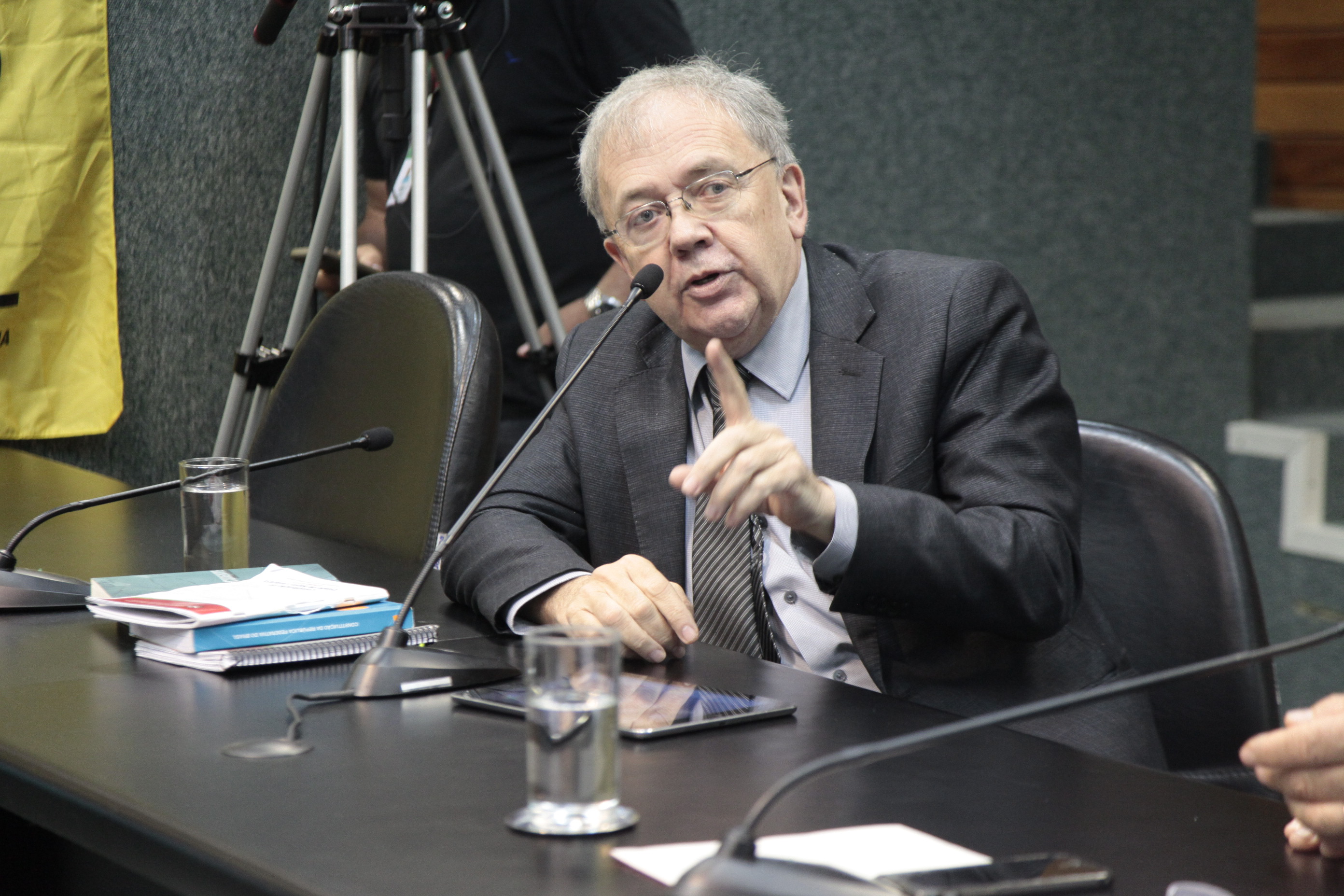 Deputado Fernando Coruja (PMDB). Reunião Extraordinária da Comissão de Trabalho.