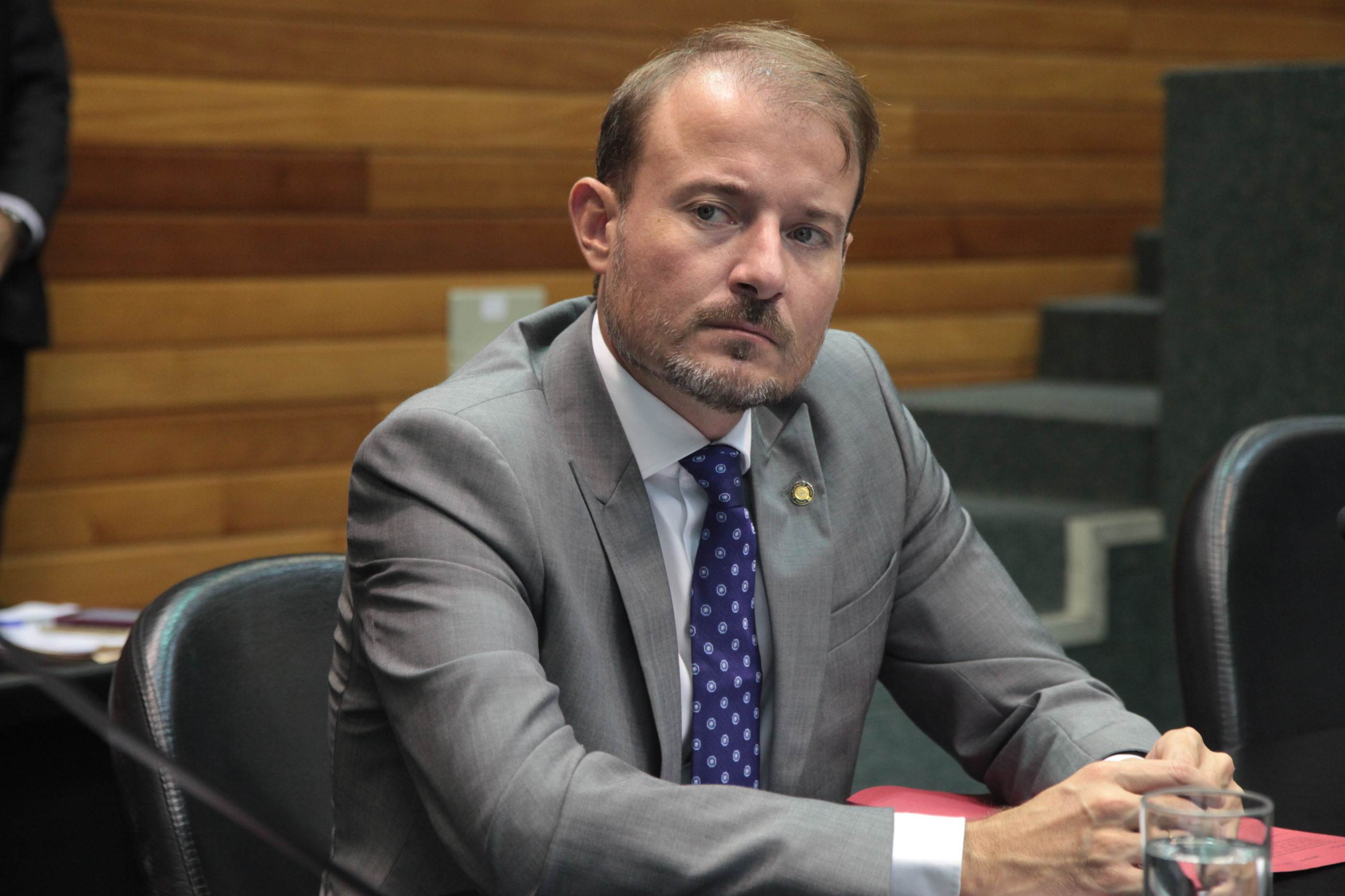 Deputado Gabriel Ribeiro (PSD). Comissão de Educação. Foto: Fábio Queiroz / Agência AL