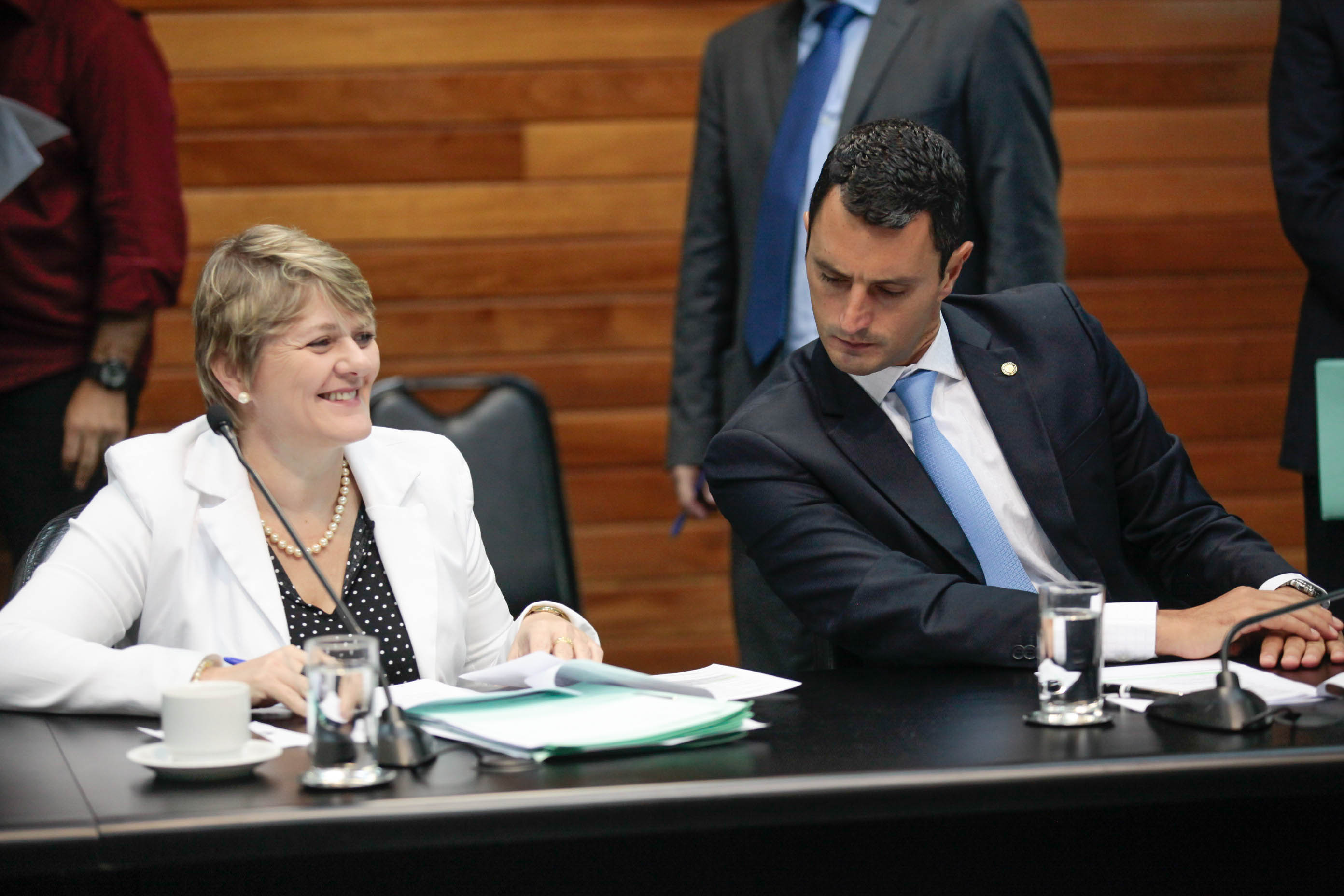 Deputada Luciane Carminatti (PT) (D) e Deputado João Amin (PP) (E) em Comissão de Constituição e Justiça