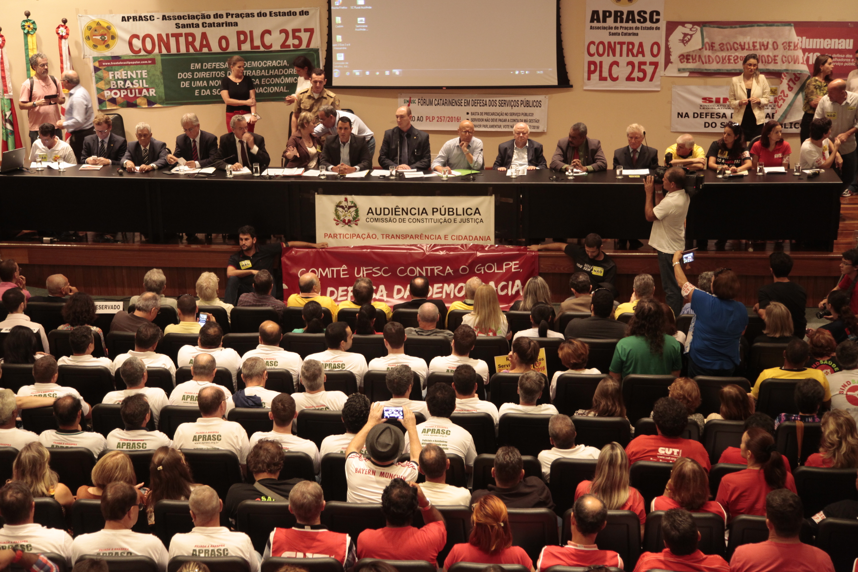 Audiência Pública debate o Projeto de Lei Complementar Federal nº 257/2016, que trata sobre o Refinanciamento das Dívidas Públicas dos Estados e do Distrito Federal para com a União.