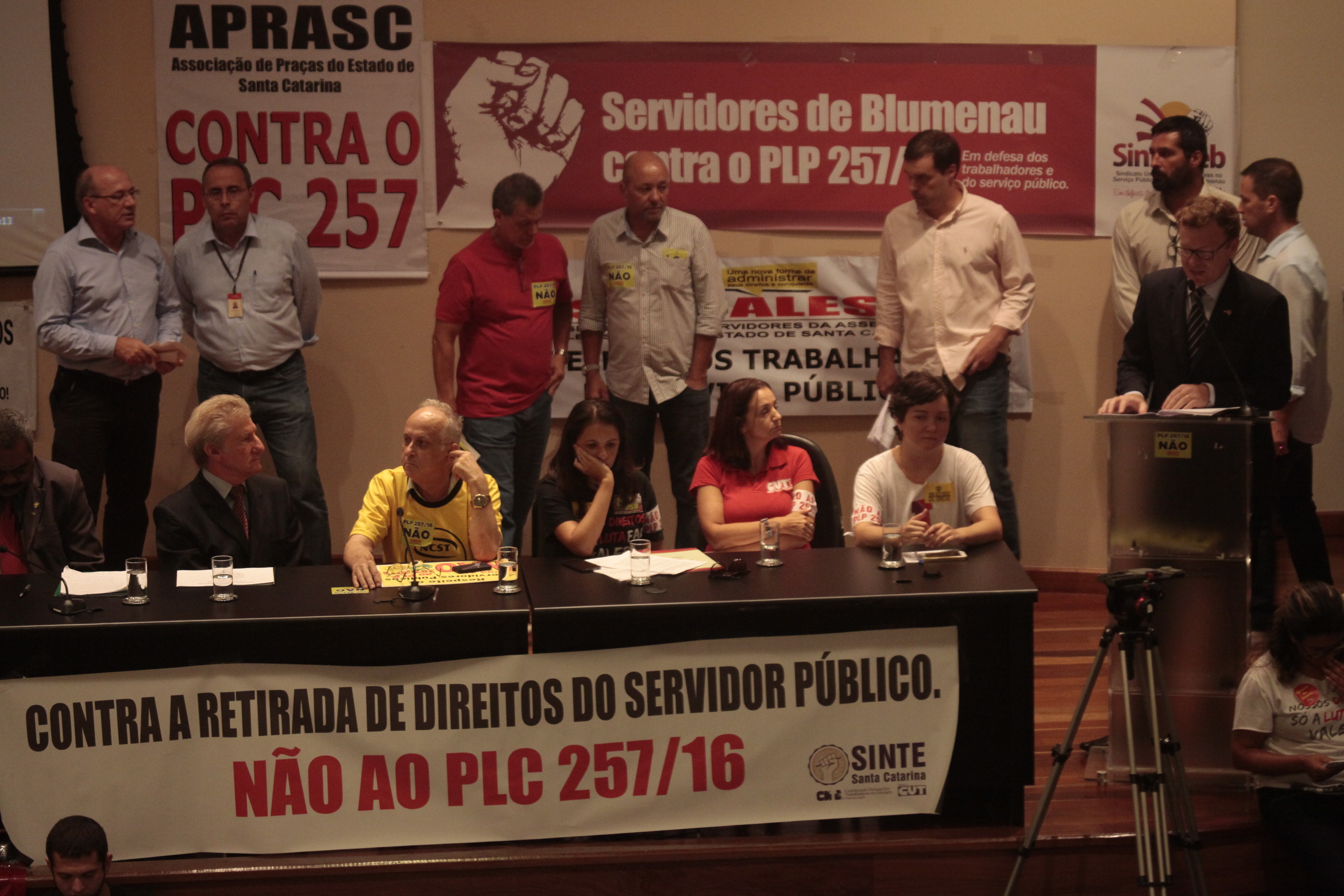 Audiência Pública debate o Projeto de Lei Complementar Federal nº 257/2016, que trata sobre o Refinanciamento das Dívidas Públicas dos Estados e do Distrito Federal para com a União.