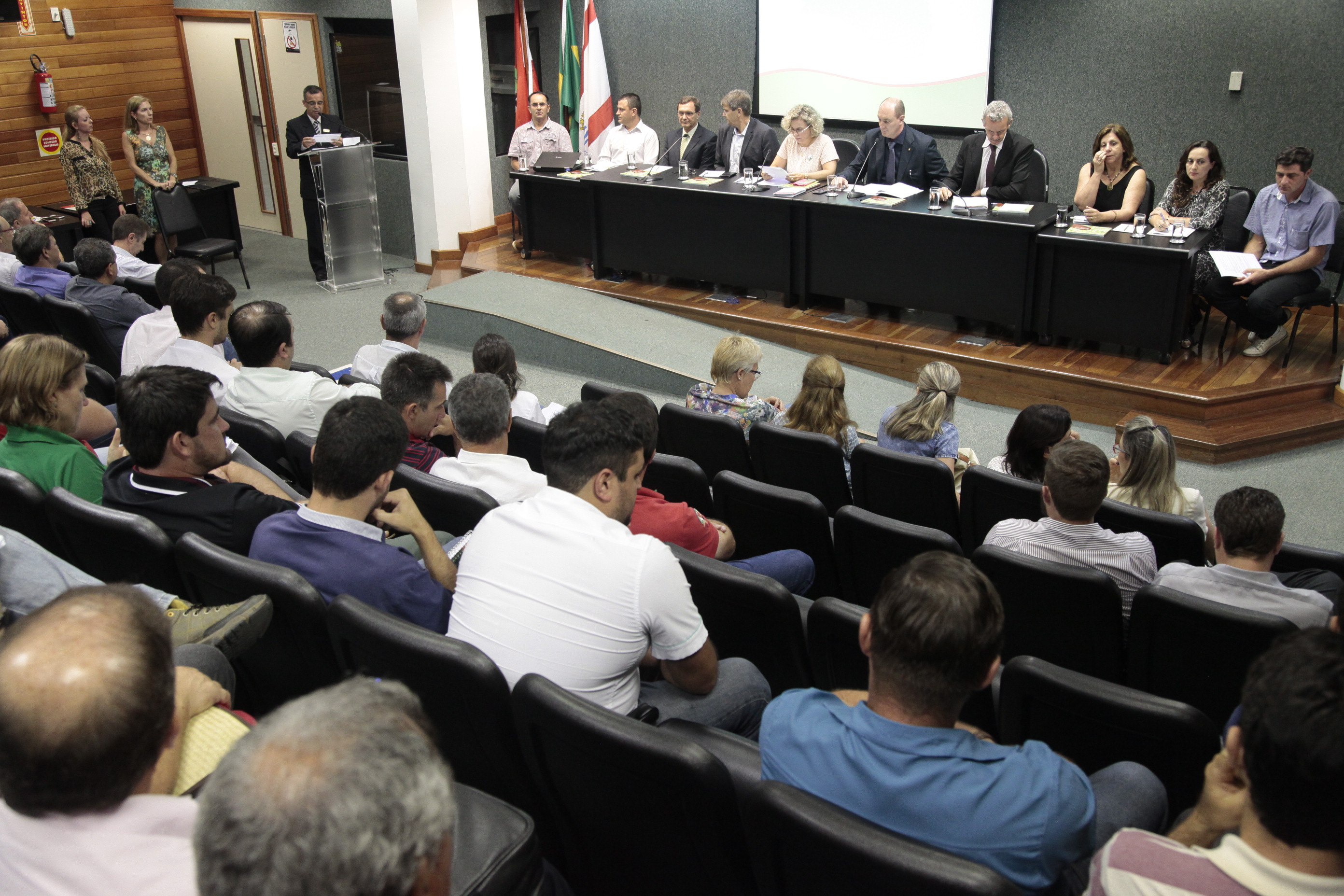 Audiência Pública sobre o Projeto de Lei nº 0035.1/2016, que Institui o Tratamento Favorecido e Simplificado para o Microprodutor Primário do Estado de Santa Catarina.