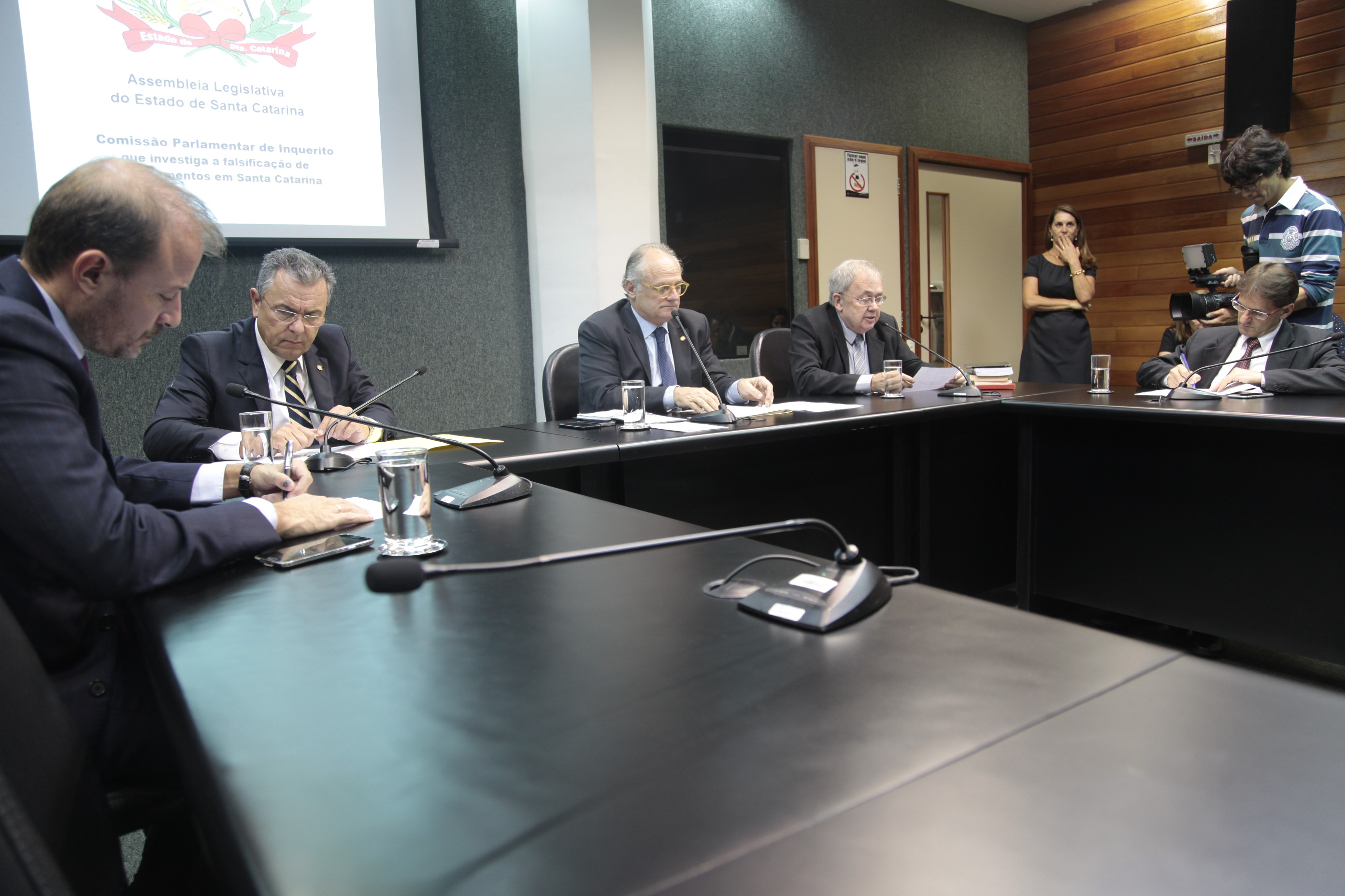 Reunião da Comissão Parlamentar de Inquérito que investiga a falsificação de medicamentos em Santa Catarina.
