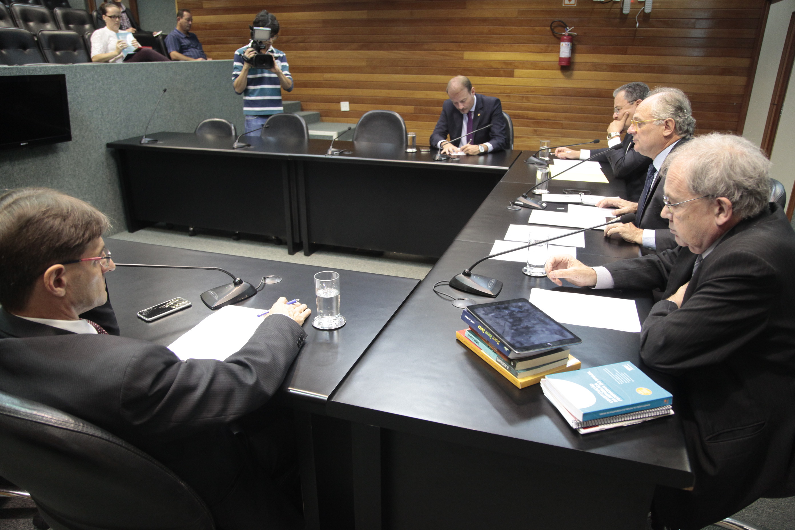 Reunião da Comissão Parlamentar de Inquérito que investiga a falsificação de medicamentos em Santa Catarina.