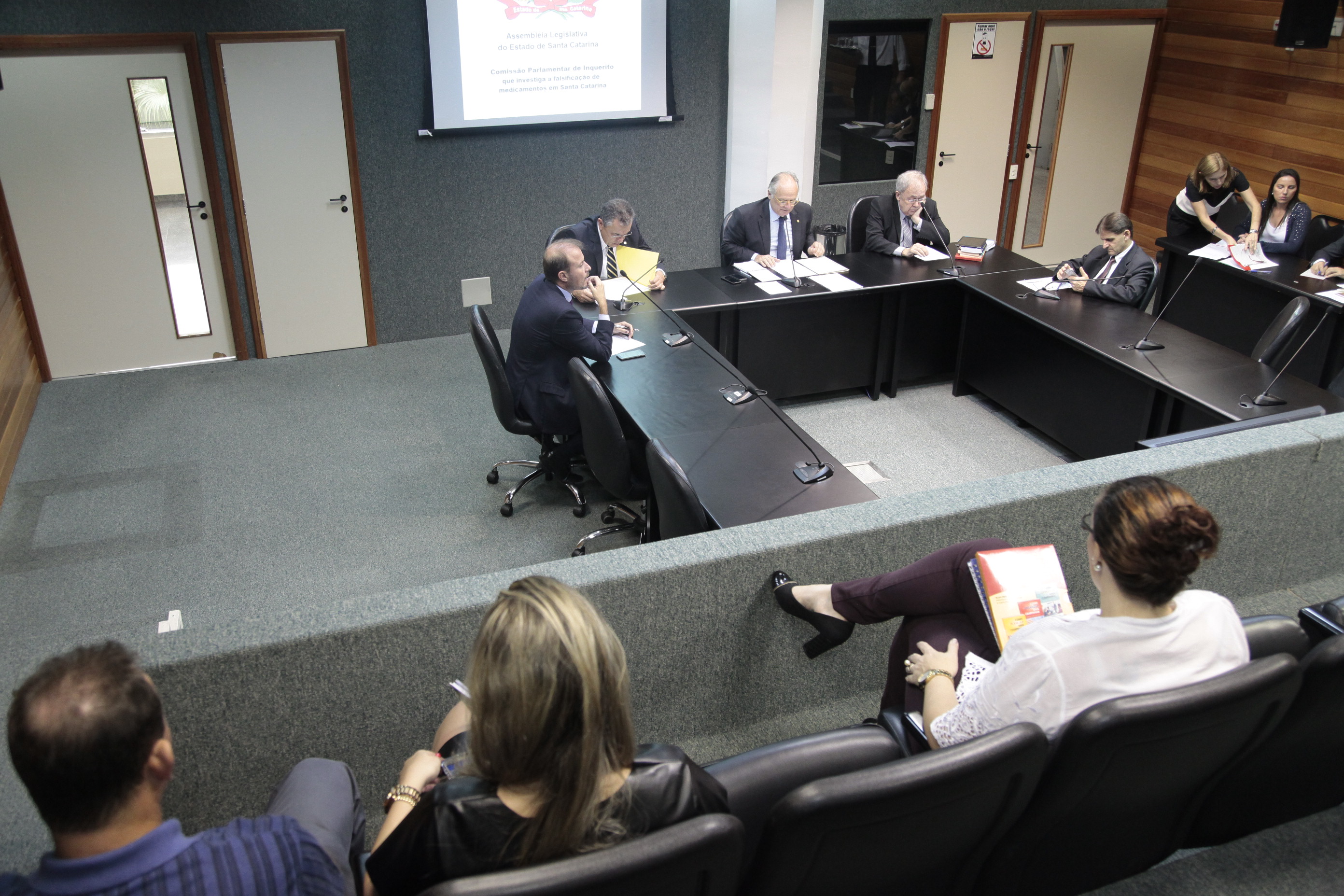 Reunião da Comissão Parlamentar de Inquérito que investiga a falsificação de medicamentos em Santa Catarina.