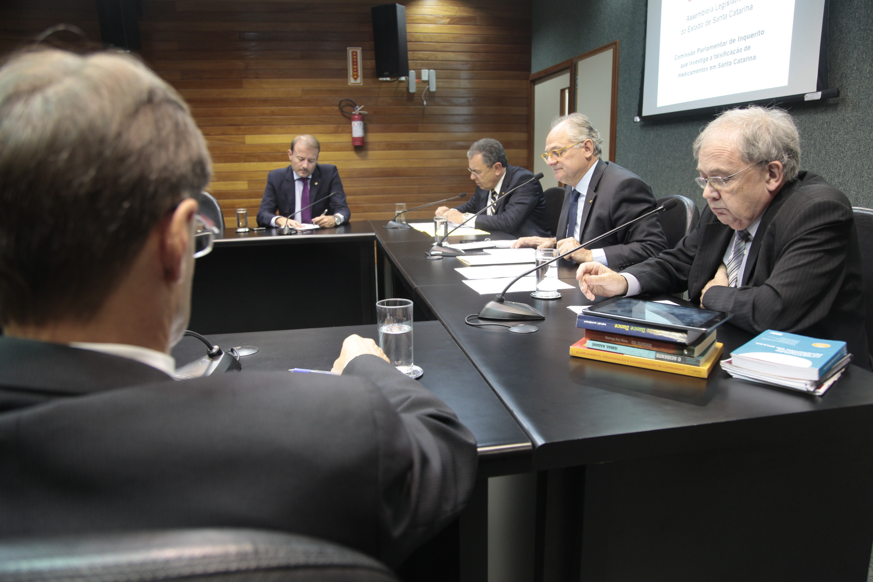 Reunião da Comissão Parlamentar de Inquérito que investiga a falsificação de medicamentos em Santa Catarina.