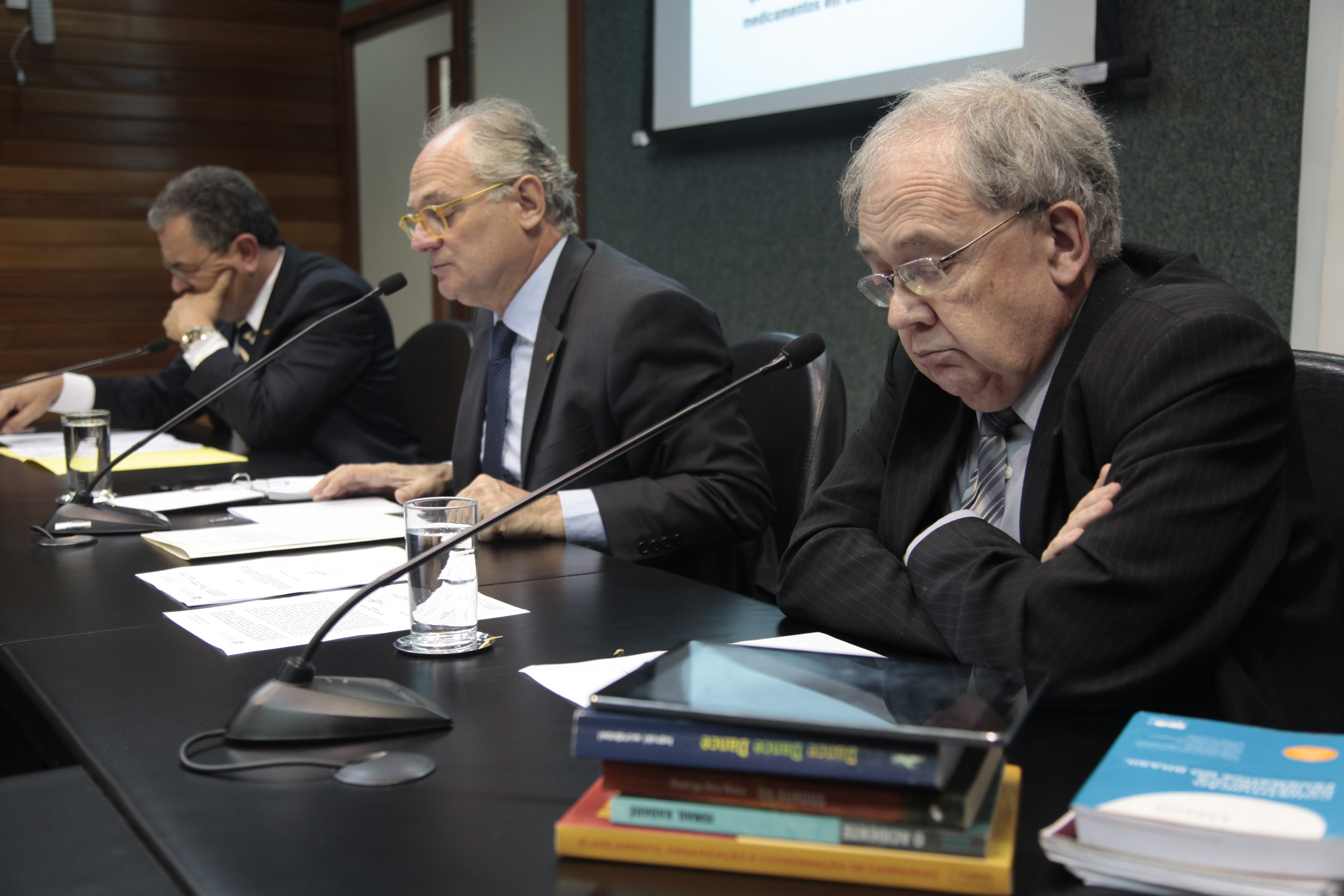 Reunião da Comissão Parlamentar de Inquérito que investiga a falsificação de medicamentos em Santa Catarina.