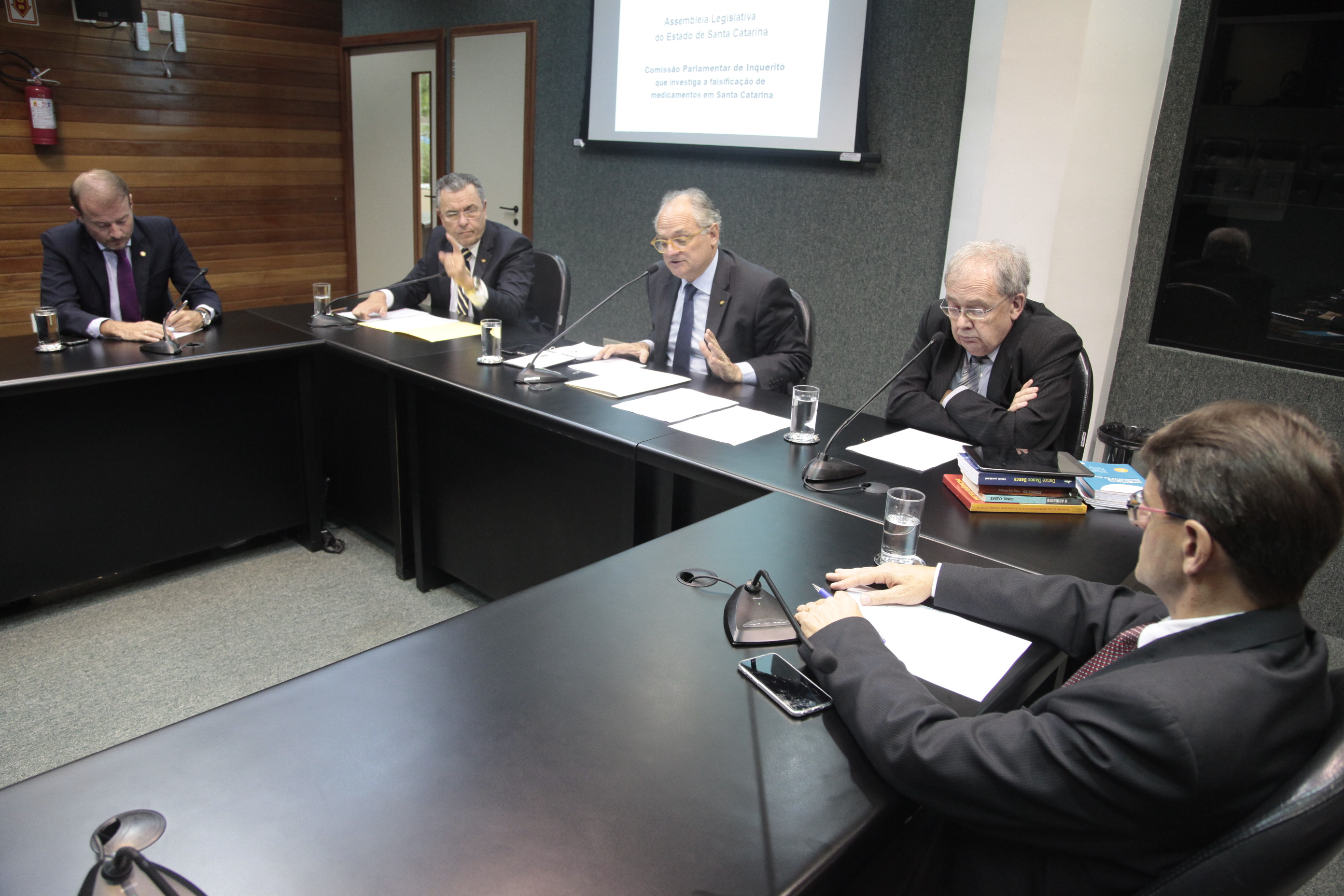 Reunião da Comissão Parlamentar de Inquérito que investiga a falsificação de medicamentos em Santa Catarina.