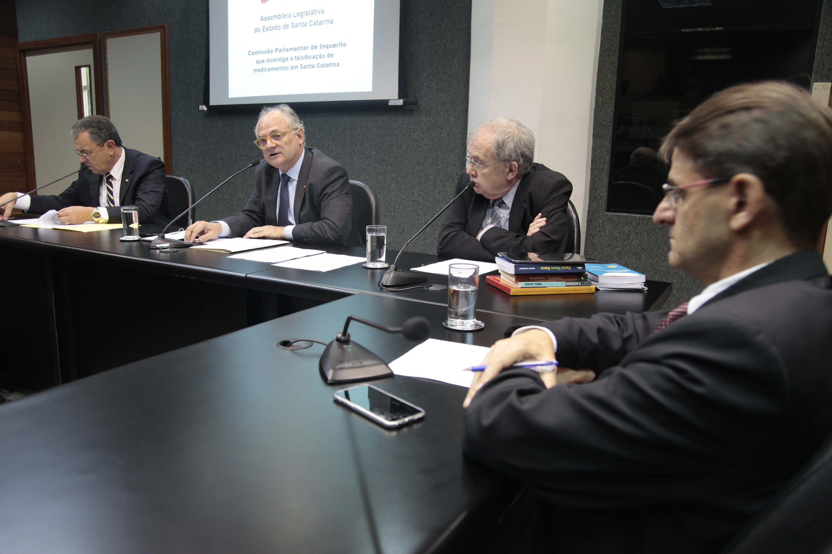 Reunião da Comissão Parlamentar de Inquérito que investiga a falsificação de medicamentos em Santa Catarina.