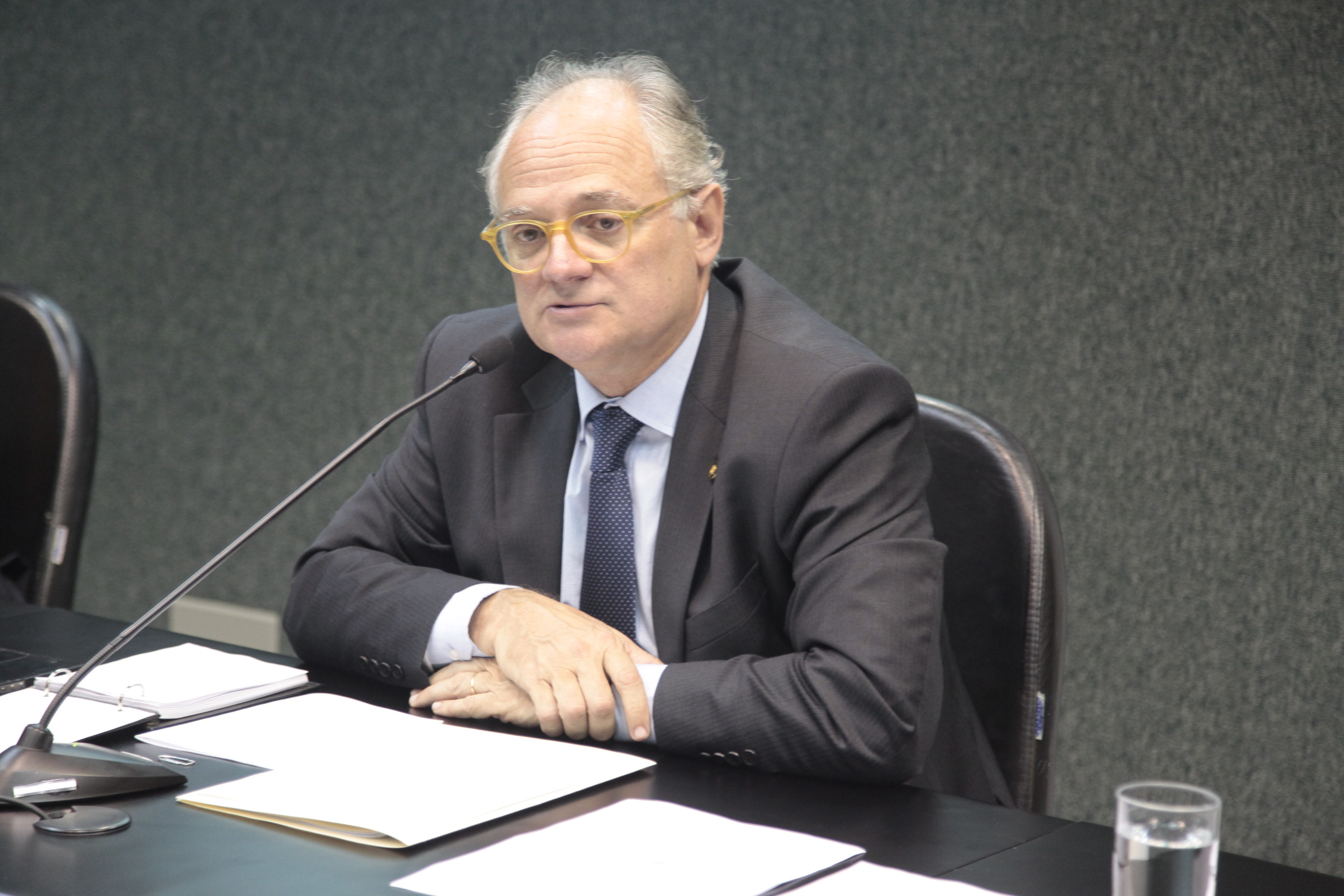 Reunião da Comissão Parlamentar de Inquérito que investiga a falsificação de medicamentos em Santa Catarina. Deputado Vicente Caropreso (PSDB).