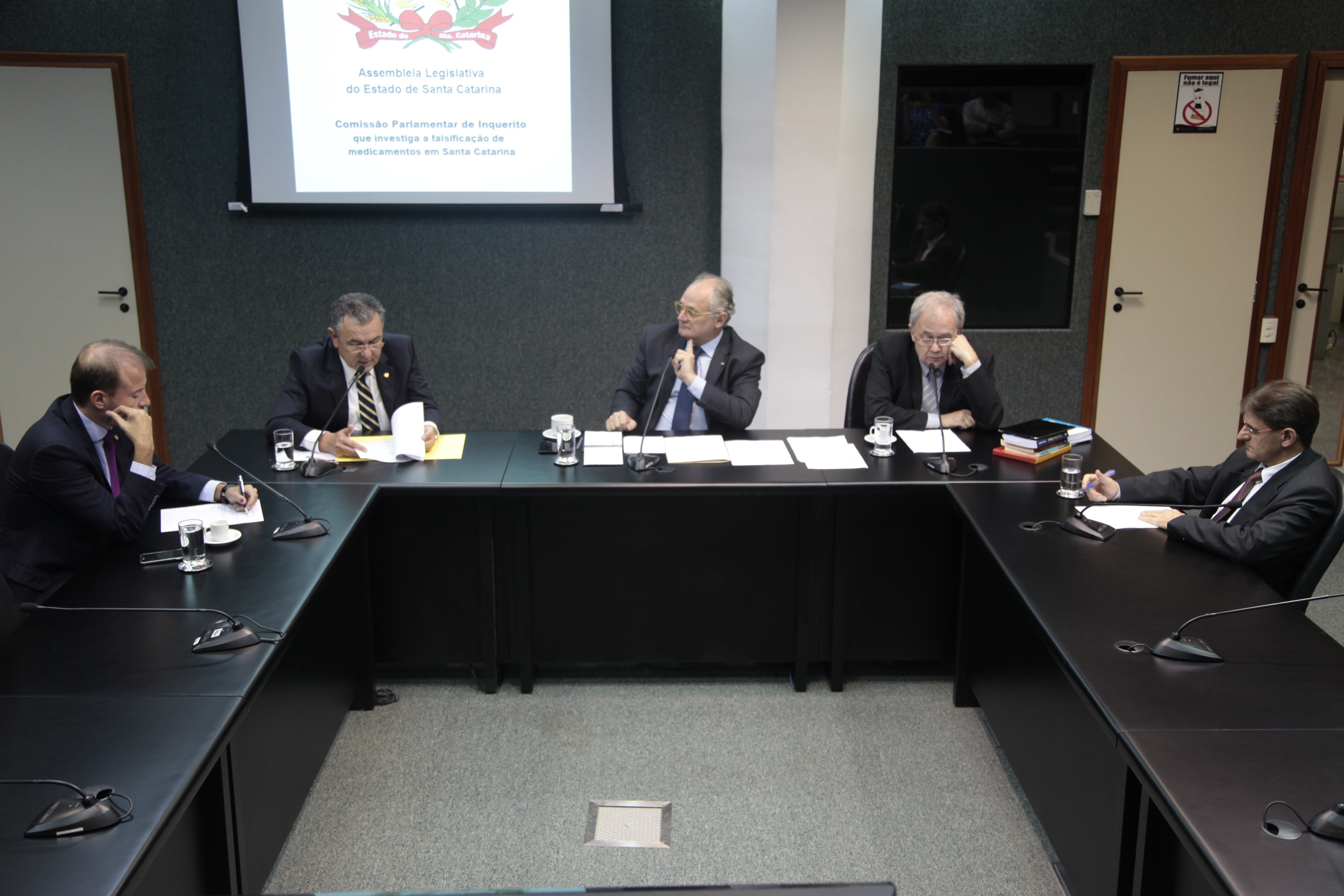 Reunião da Comissão Parlamentar de Inquérito que investiga a falsificação de medicamentos em Santa Catarina.