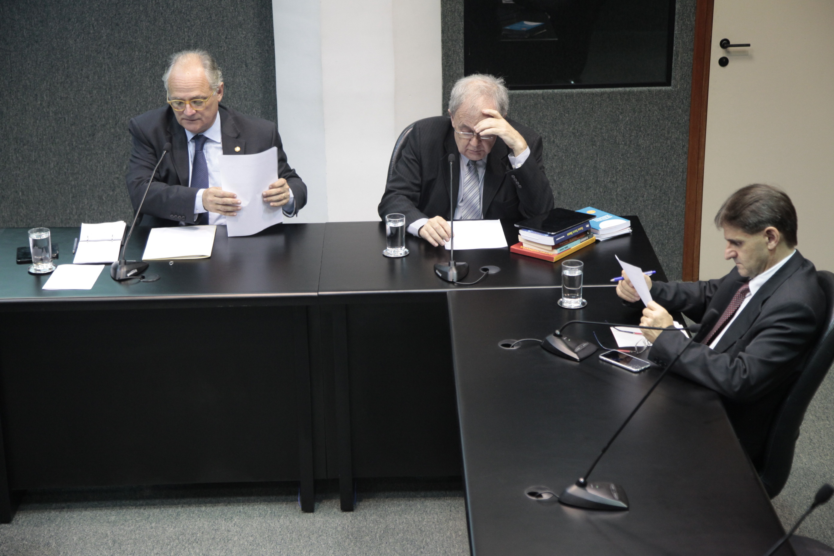 Reunião da Comissão Parlamentar de Inquérito que investiga a falsificação de medicamentos em Santa Catarina.