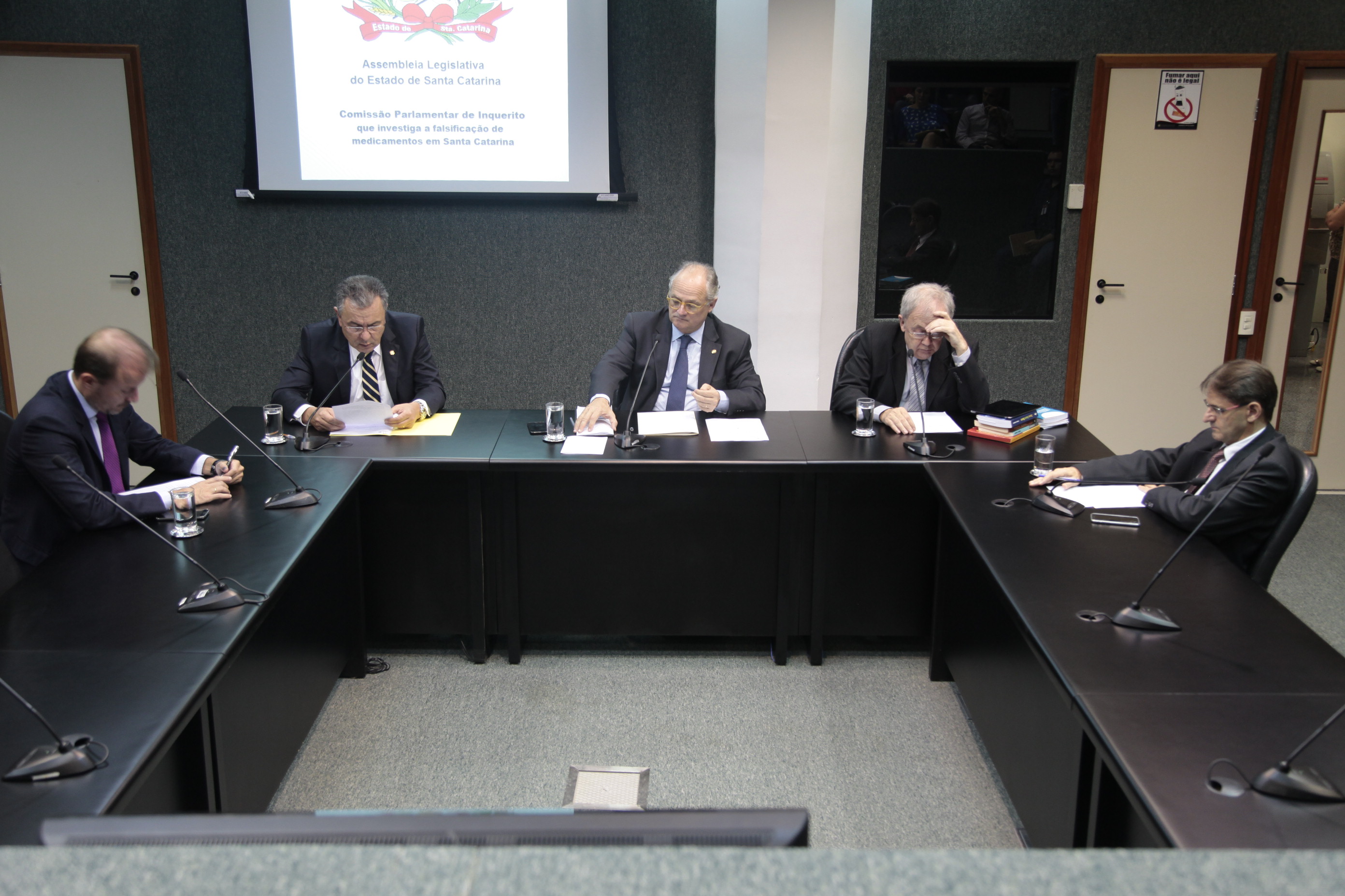 Reunião da Comissão Parlamentar de Inquérito que investiga a falsificação de medicamentos em Santa Catarina.