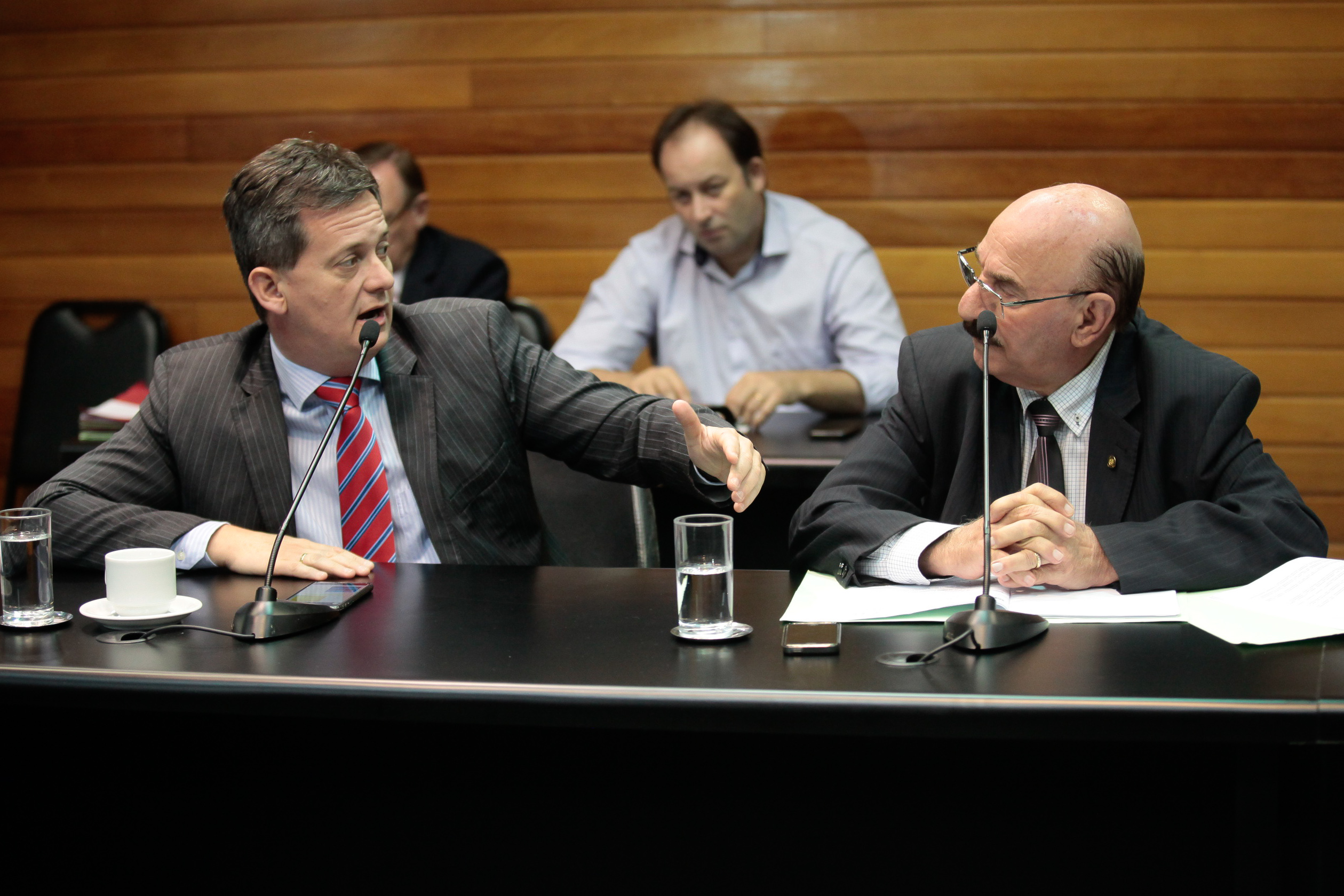 Deputado Jean Kuhlmann (PSD) [e] e Deputado Manoel Mota (PMDB) em Comissão de Trabalho, Administração e Serviço Público