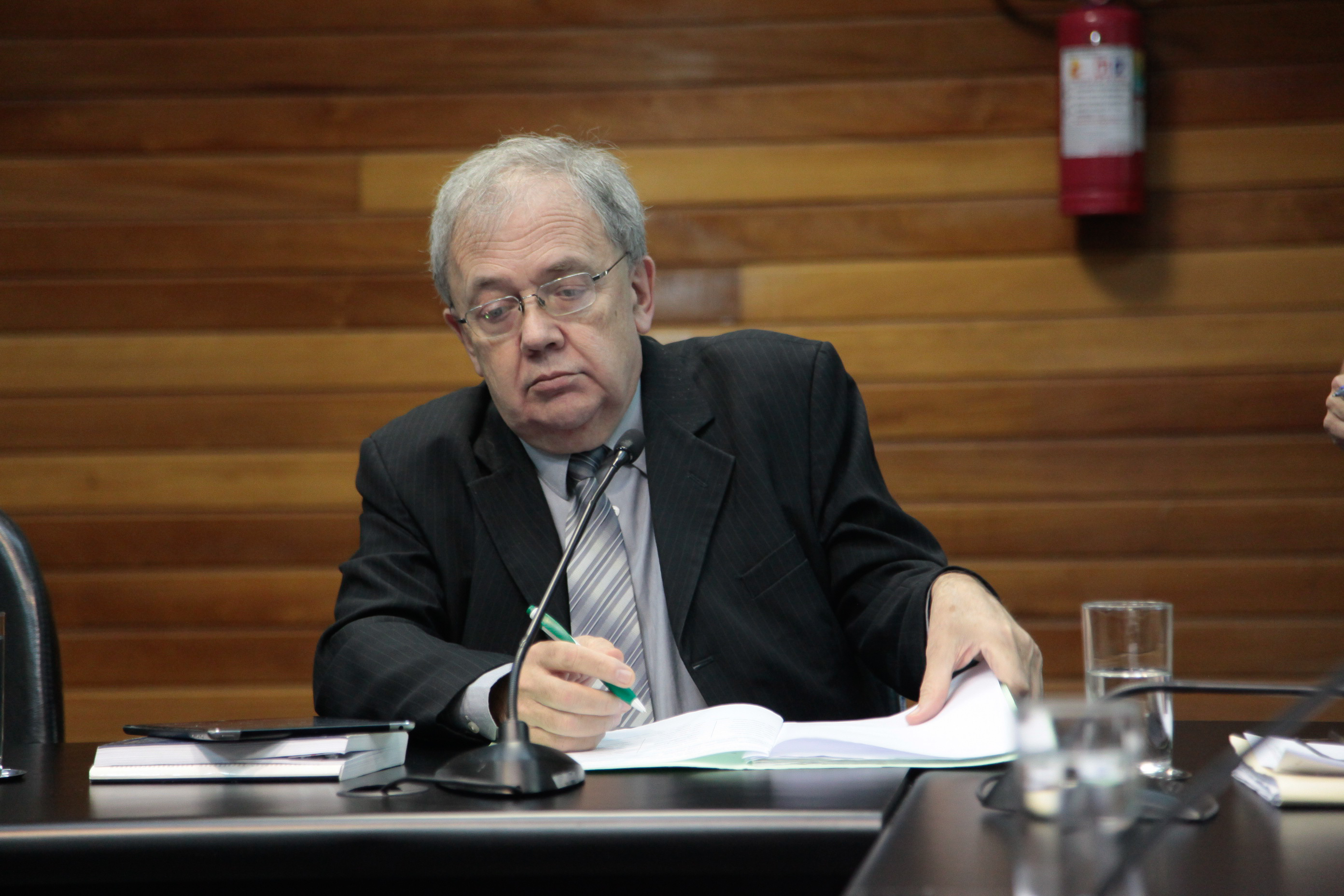 Deputado Fernando Coruja (PMDB) em Comissão de Trabalho, Administração e Serviço Público