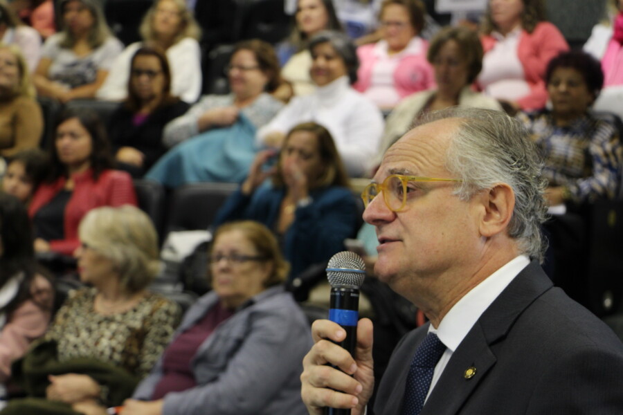 Deputado Dr. Vicente na audiência que debateu a idade correta e a periodicidade para o início dos exames de mamografia