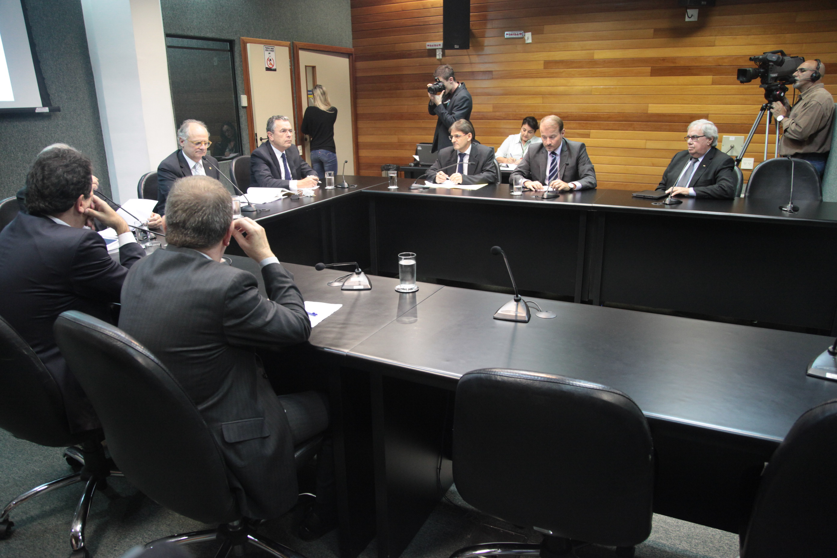 Reunião da Comissão Parlamentar de Inquérito para investigar a falsificação de medicamentos em Santa Catarina.