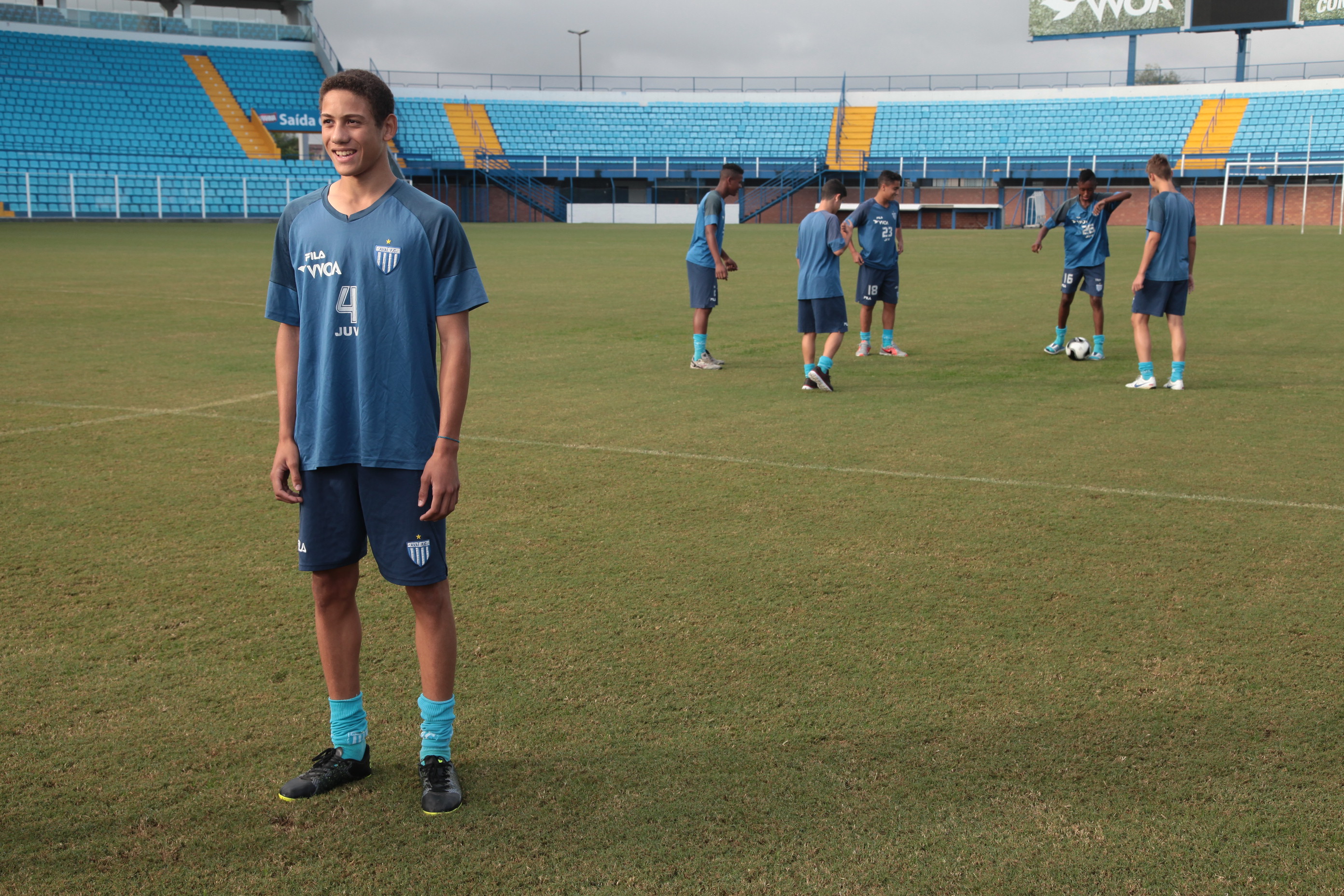Gustavo Modesto. Projeto de Lei visa responsabilizar clubes de futebol pela frequência escolar dos atletas.