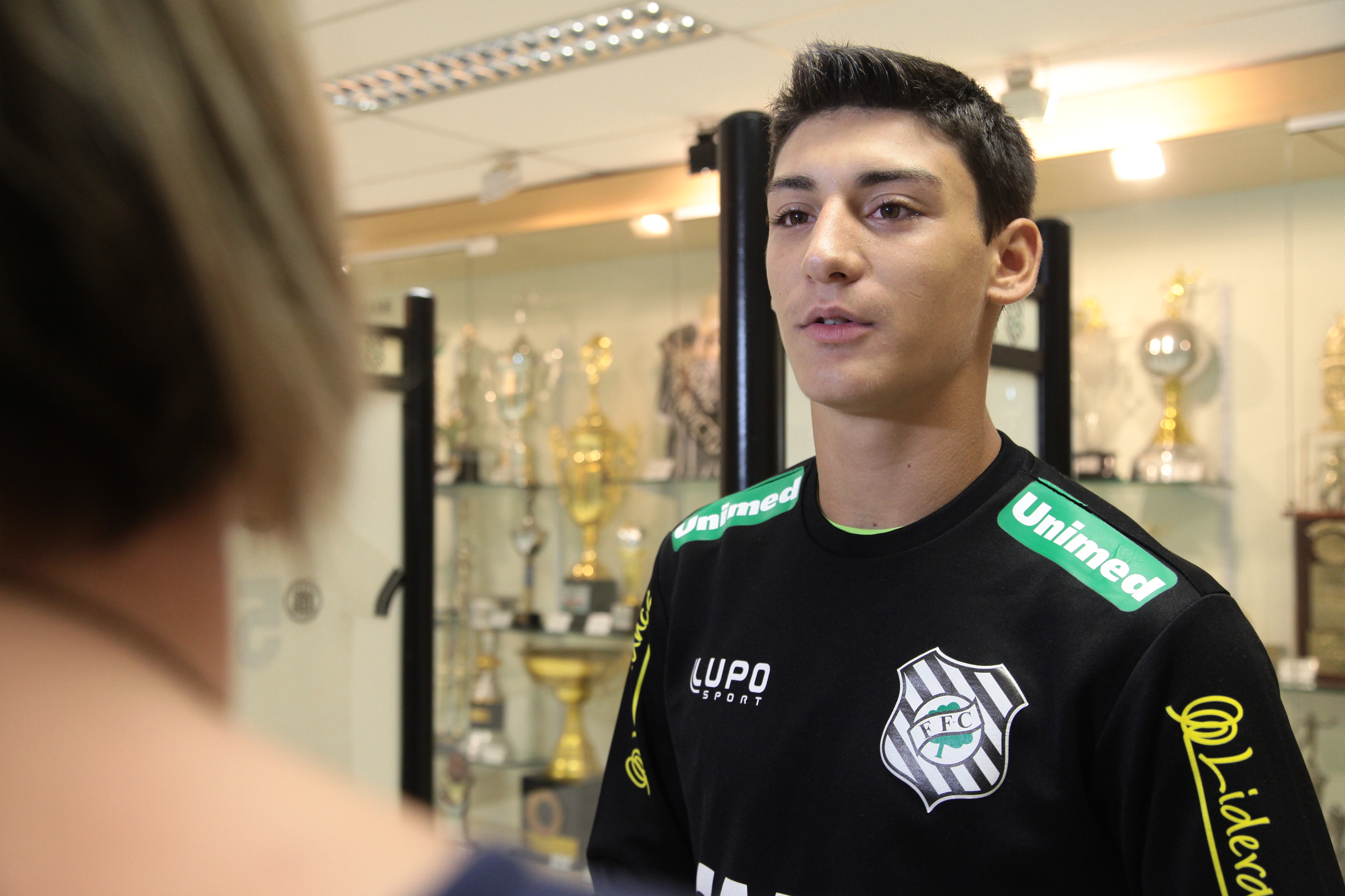 Rafael Leal. Projeto de Lei visa responsabilizar clubes de futebol pela frequência escolar dos atletas.