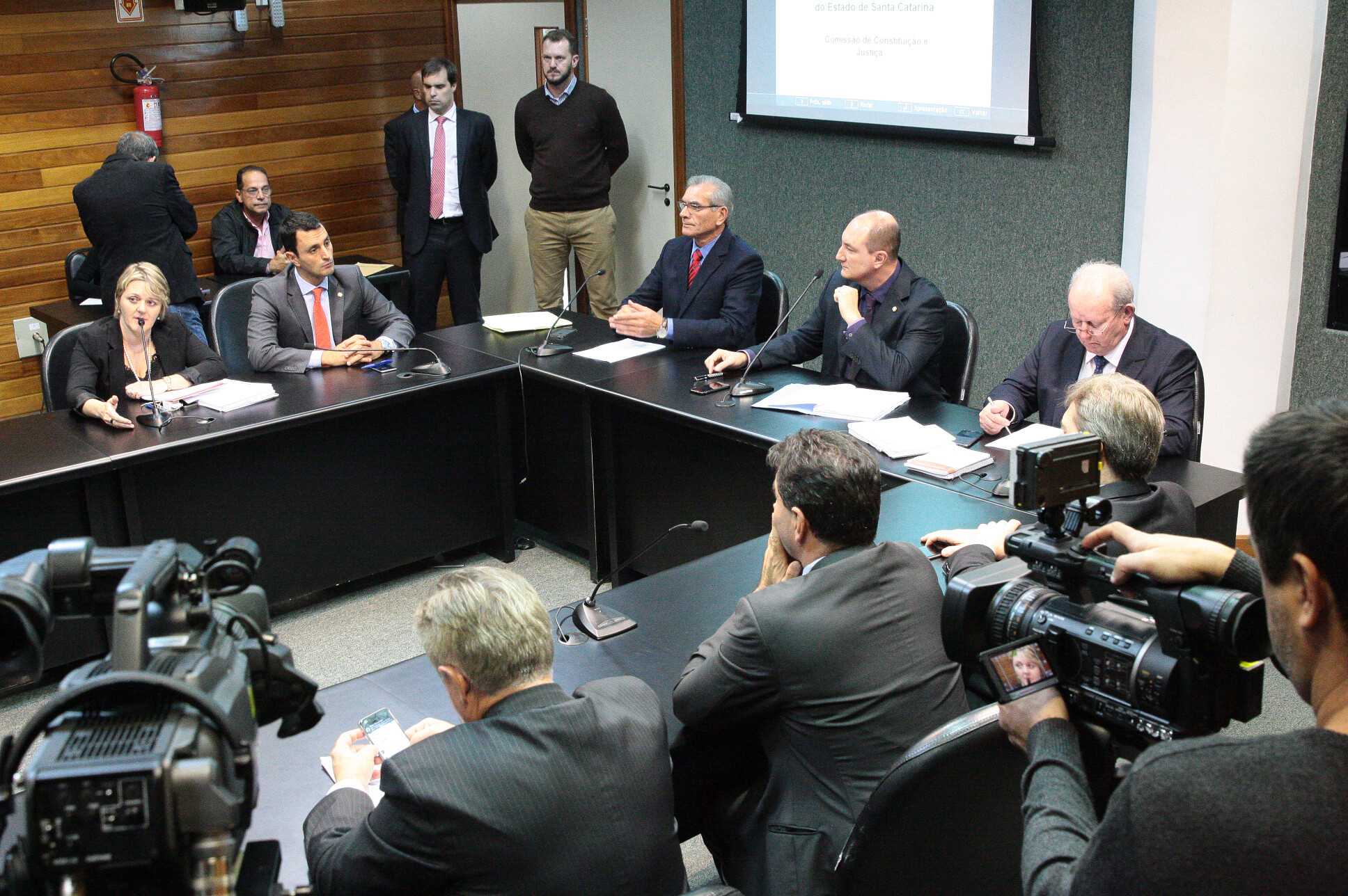 CCJ aprova plano de carreira de agentes penitenciários e socioeducativos