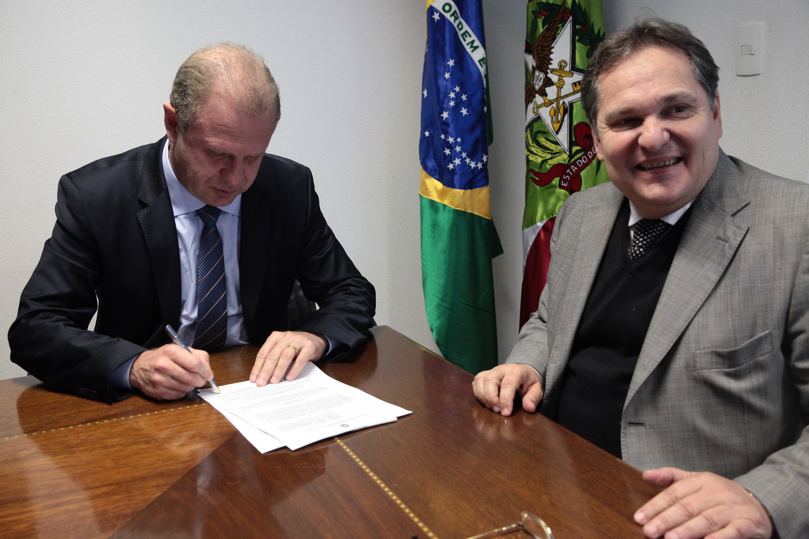 Assembleia Legislativa e o Tribunal Regional Eleitoral assinam convênio.