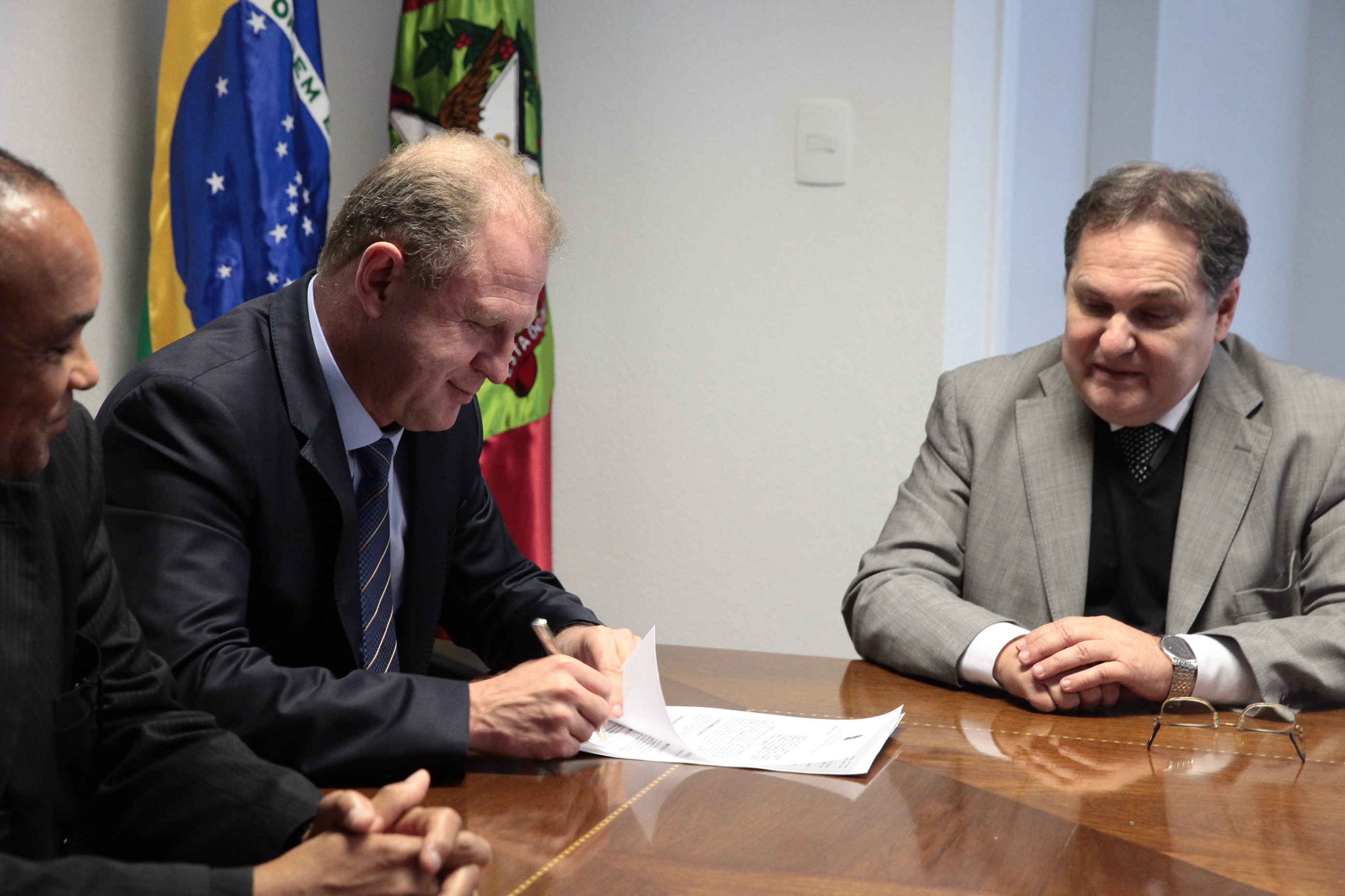 Assembleia Legislativa e o Tribunal Regional Eleitoral assinam convênio.