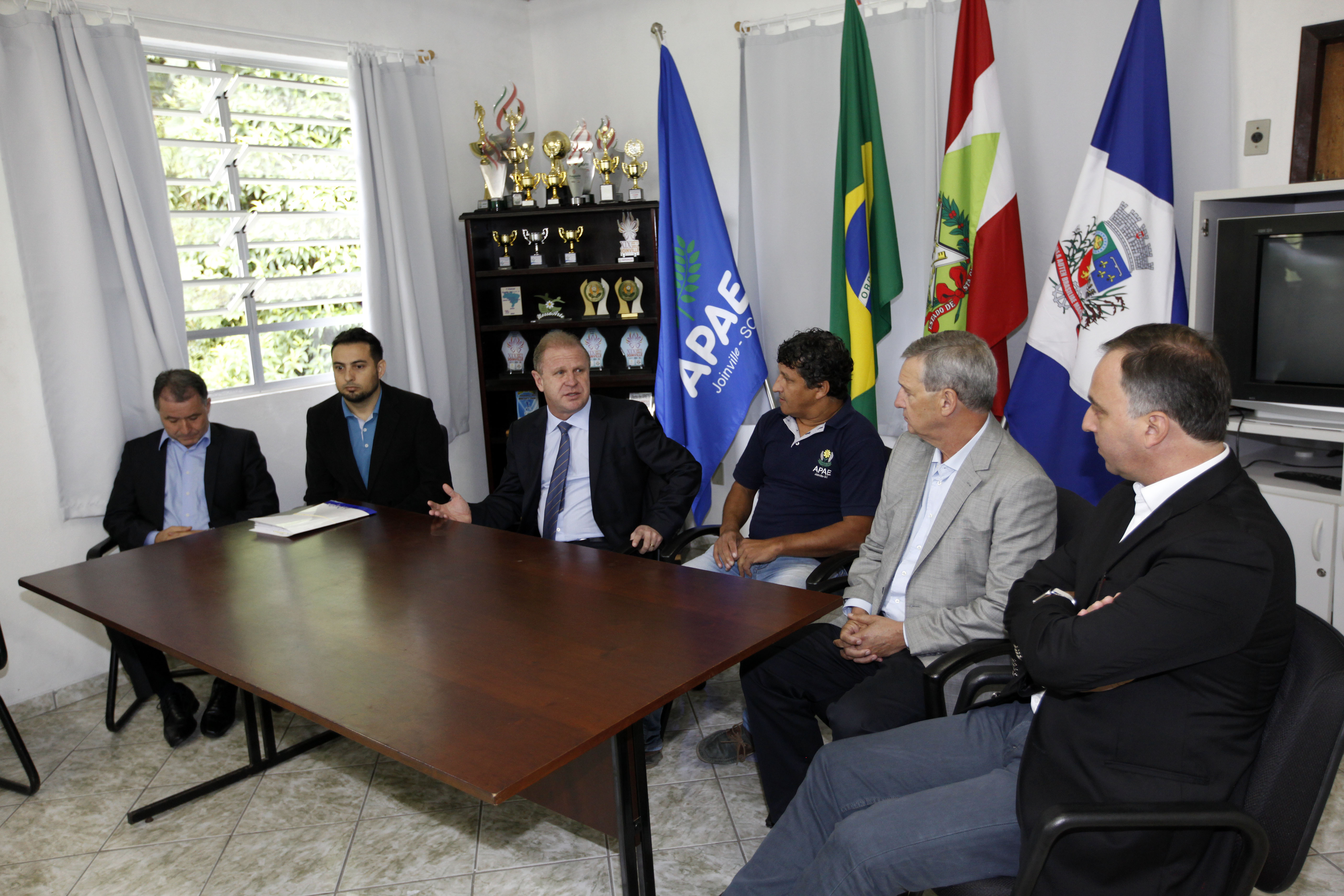 Gelson Merisio visita APAE de Joinville.