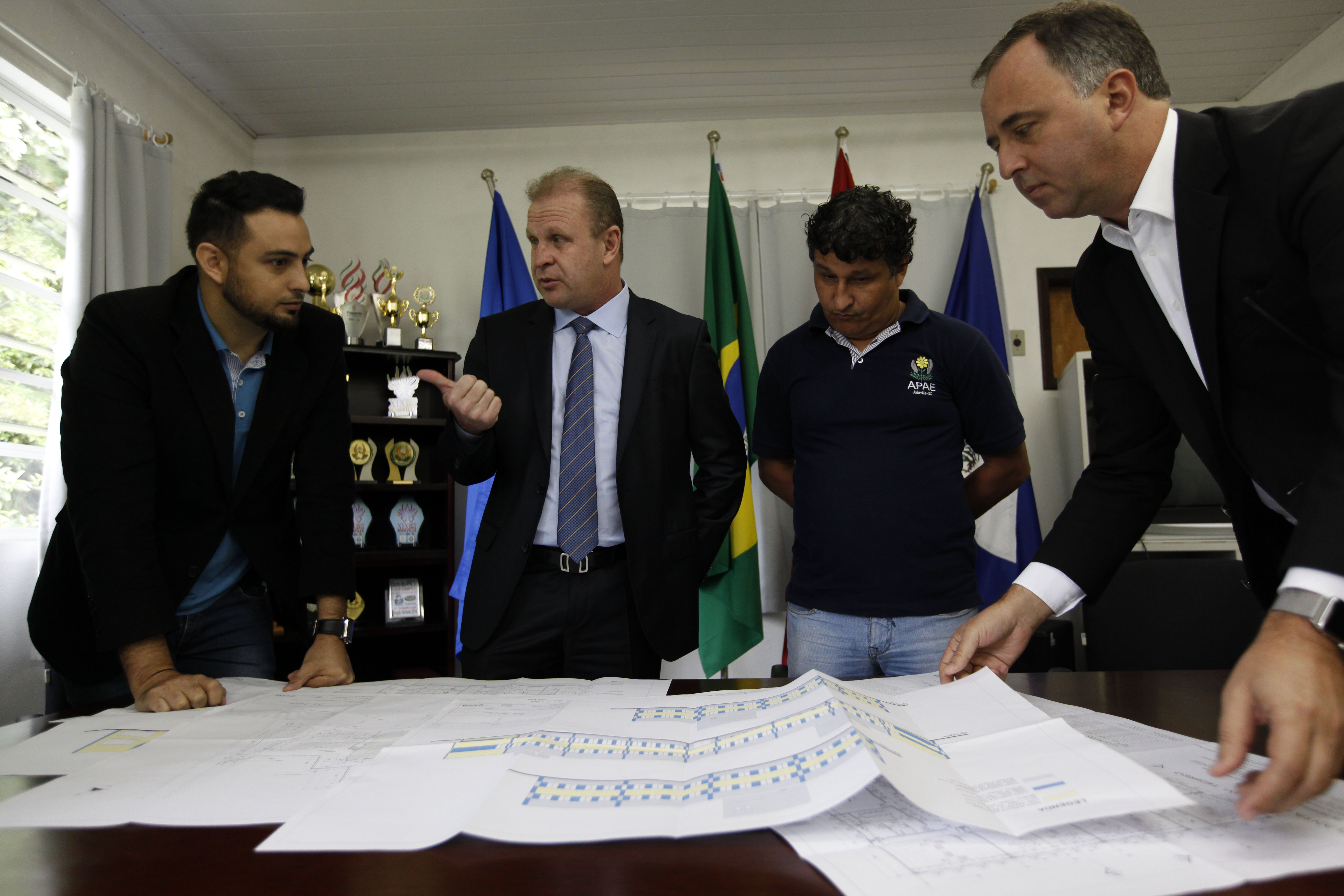 Gelson Merisio visita APAE de Joinville.