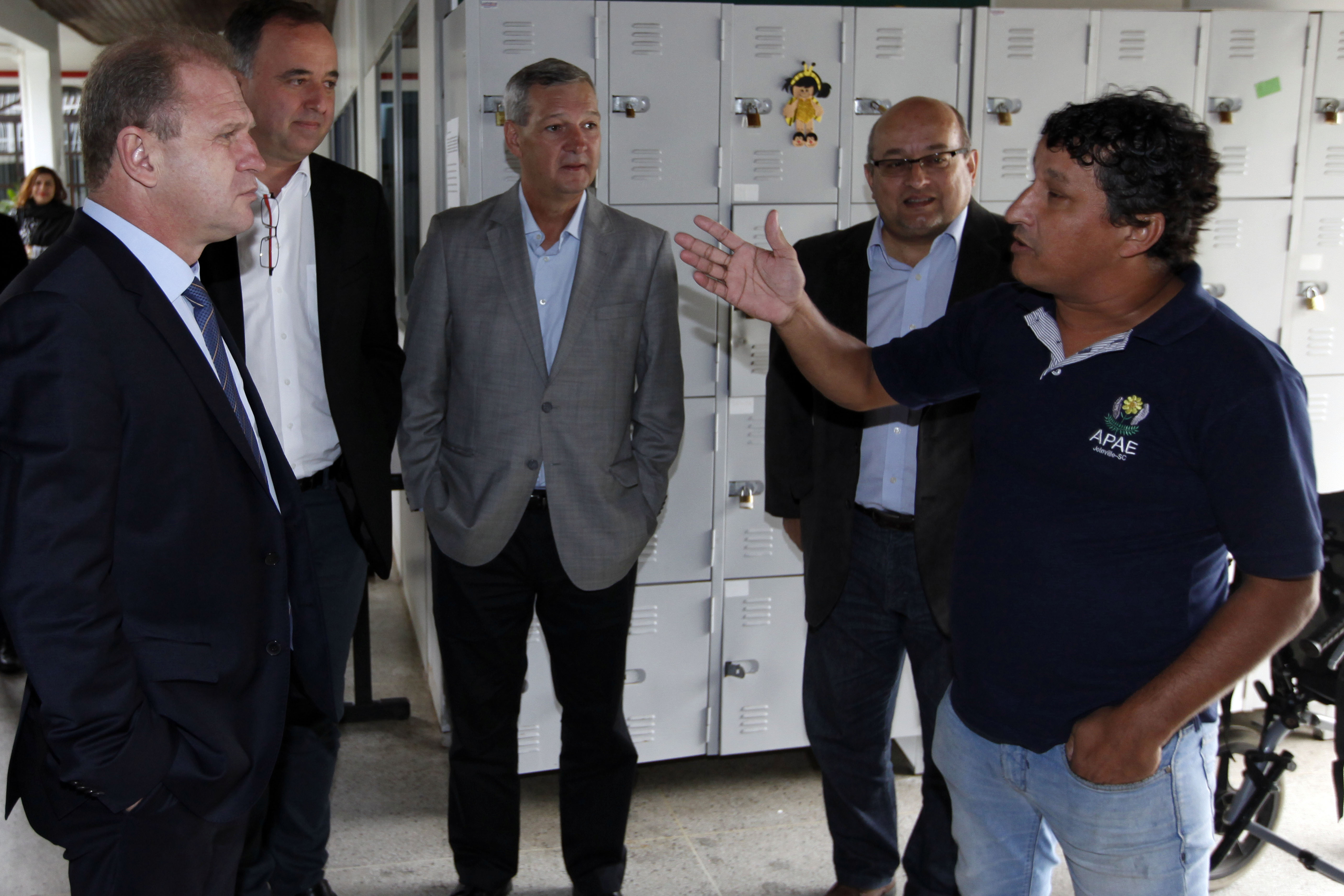 Gelson Merisio visita APAE de Joinville.