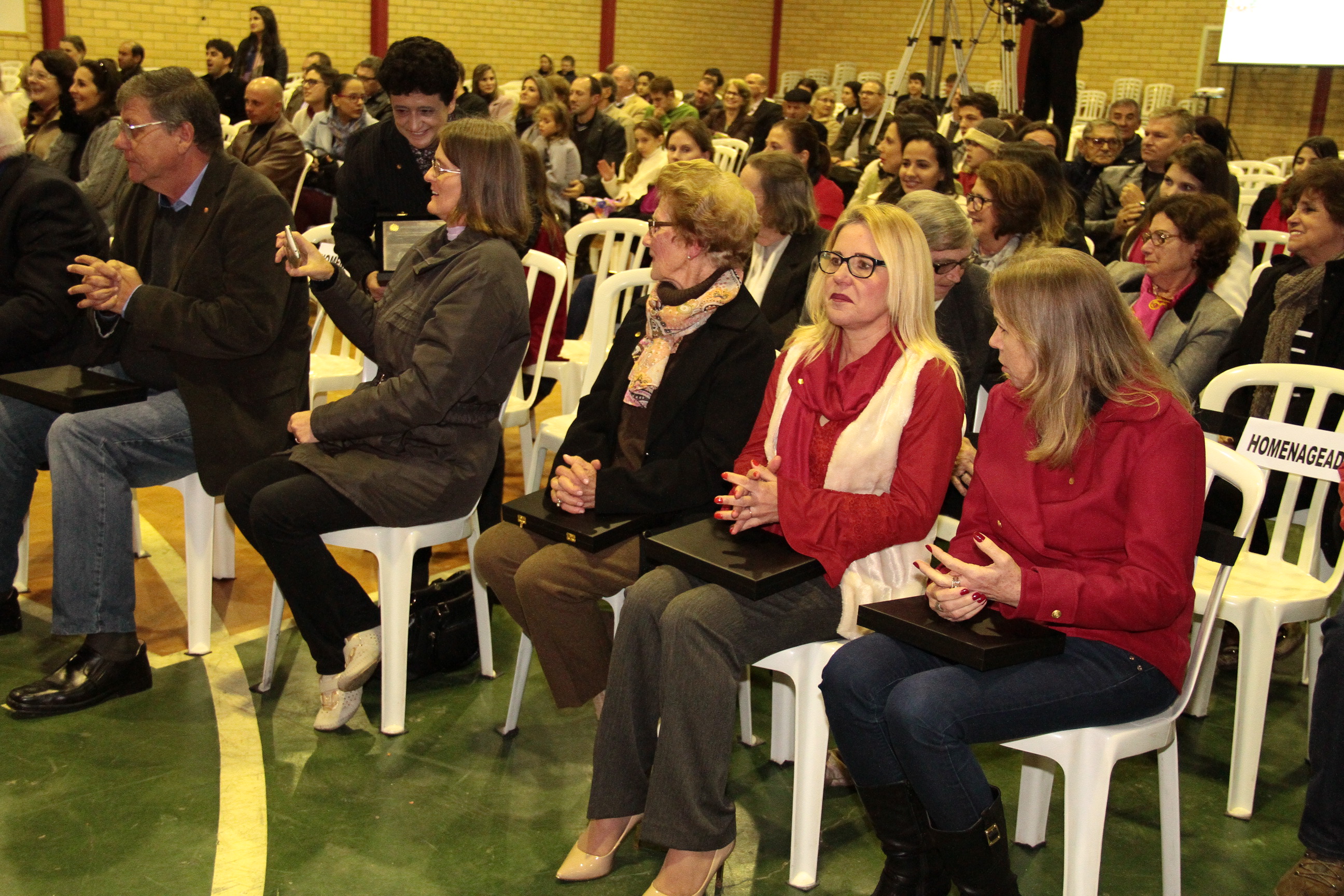 Ato Solene em homenagem ao Colégio Sagrada Família em comemoração aos 80 anos de fundação pelas as Irmãs Escolares de Nossa Senhora - Forquilhinha/SC.