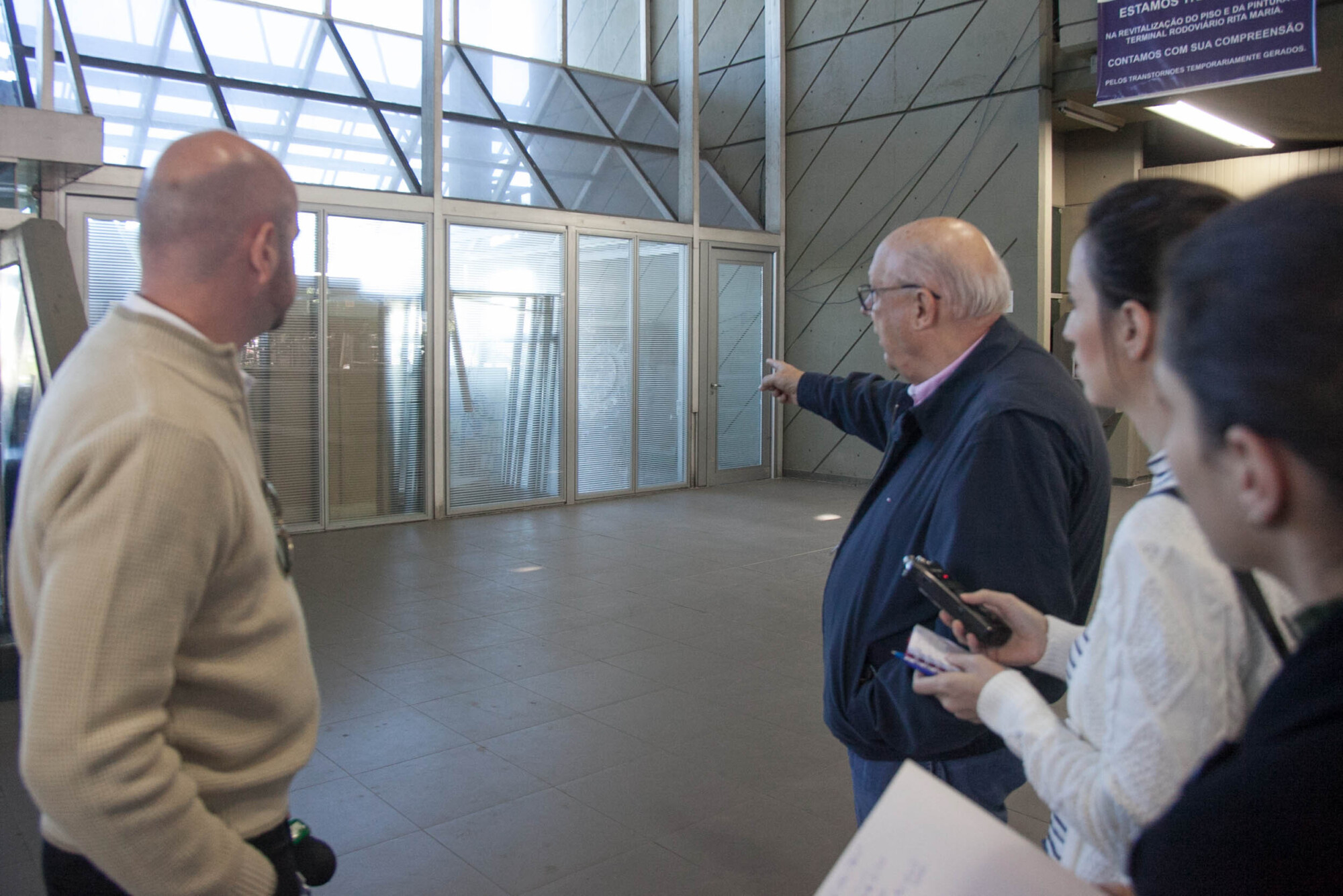 Secretário Gerldo Althoff mostra o local da sede do Centro de Referência e Acolhida para Imigrantes e Refugiados (Crai) no Terminal Rita Maria
