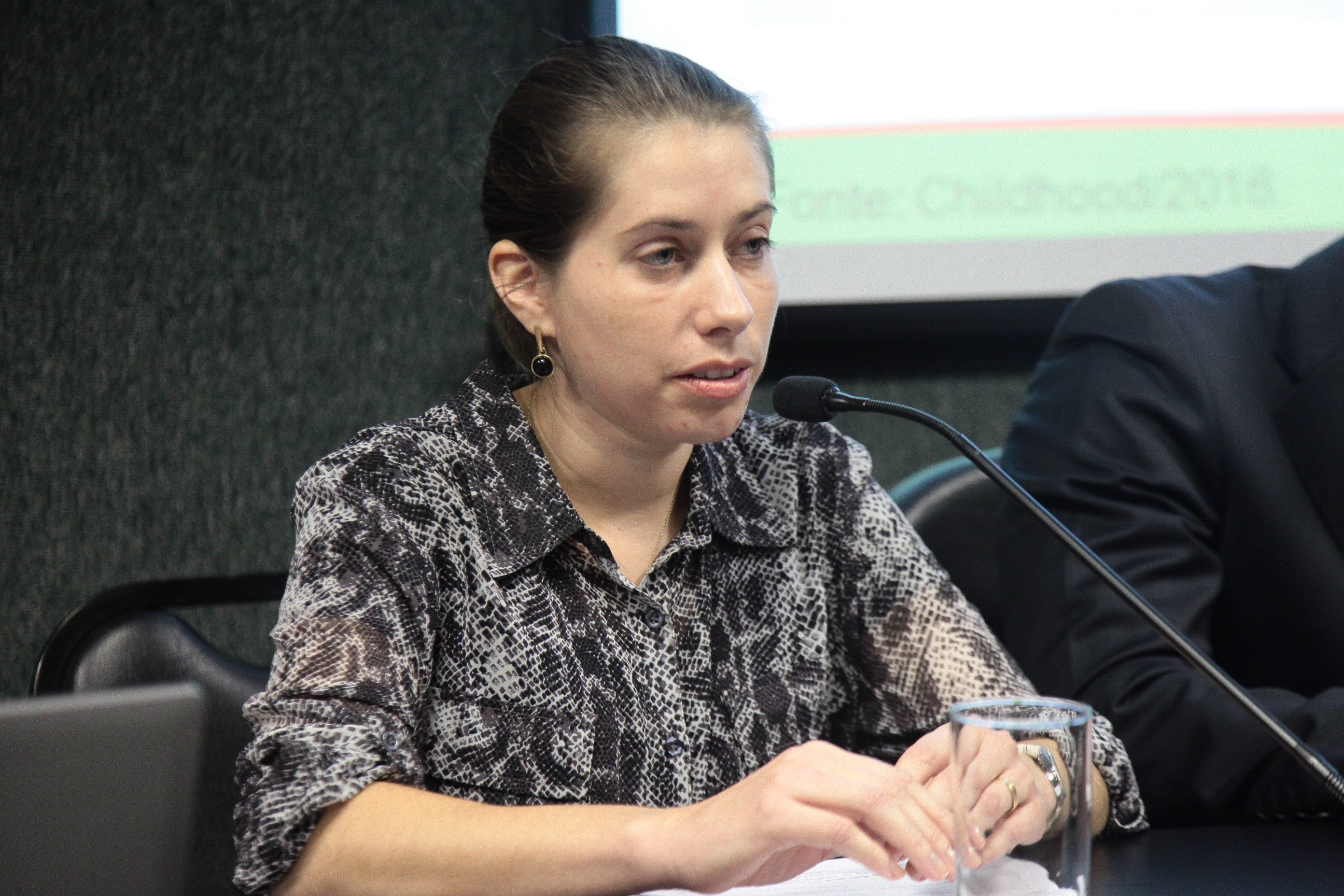 Colóquio estadual sobre o combate da violência sexual de crianças e adolescentes. Camila Magalhães.