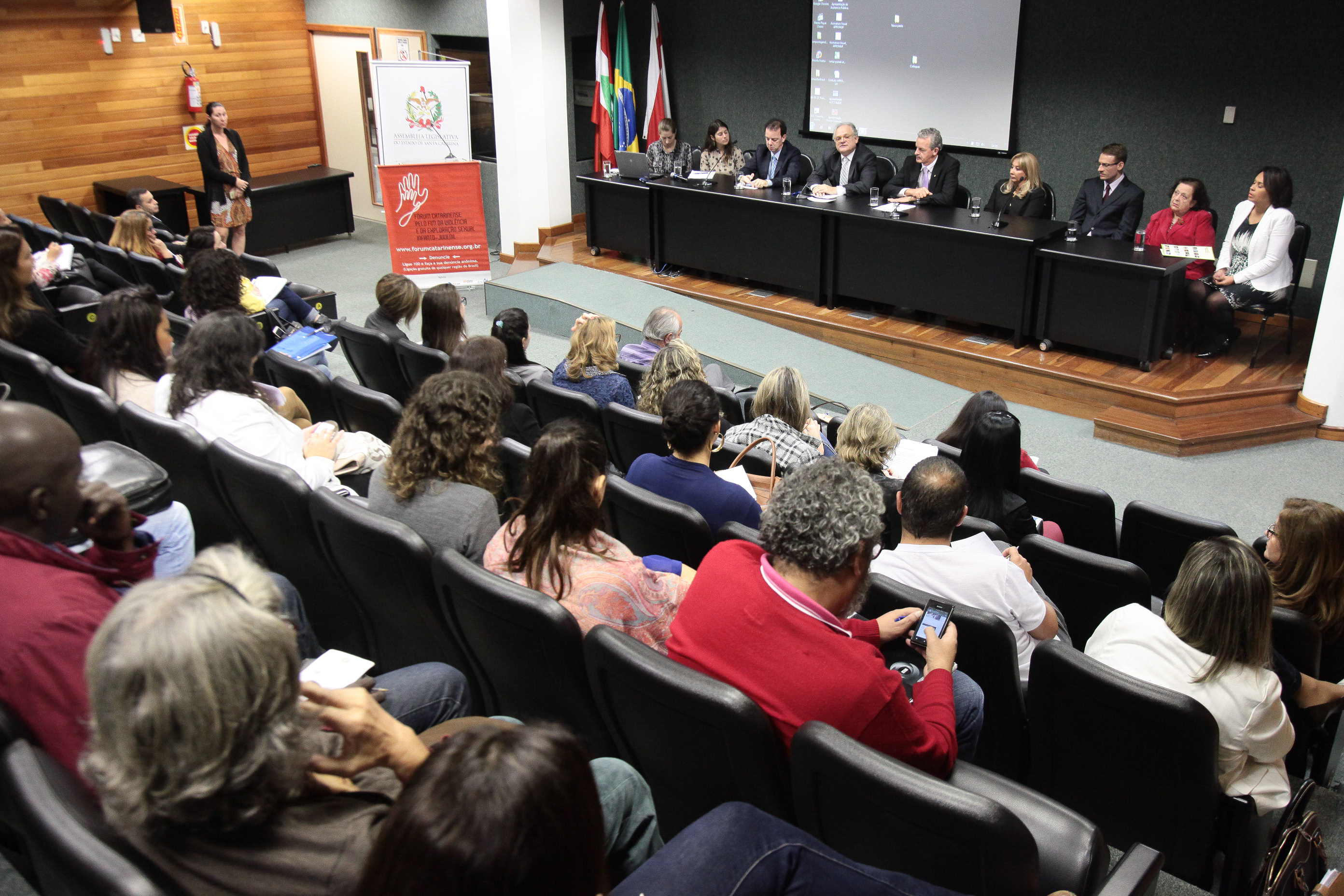 Colóquio estadual sobre o combate da violência sexual de crianças e adolescentes.