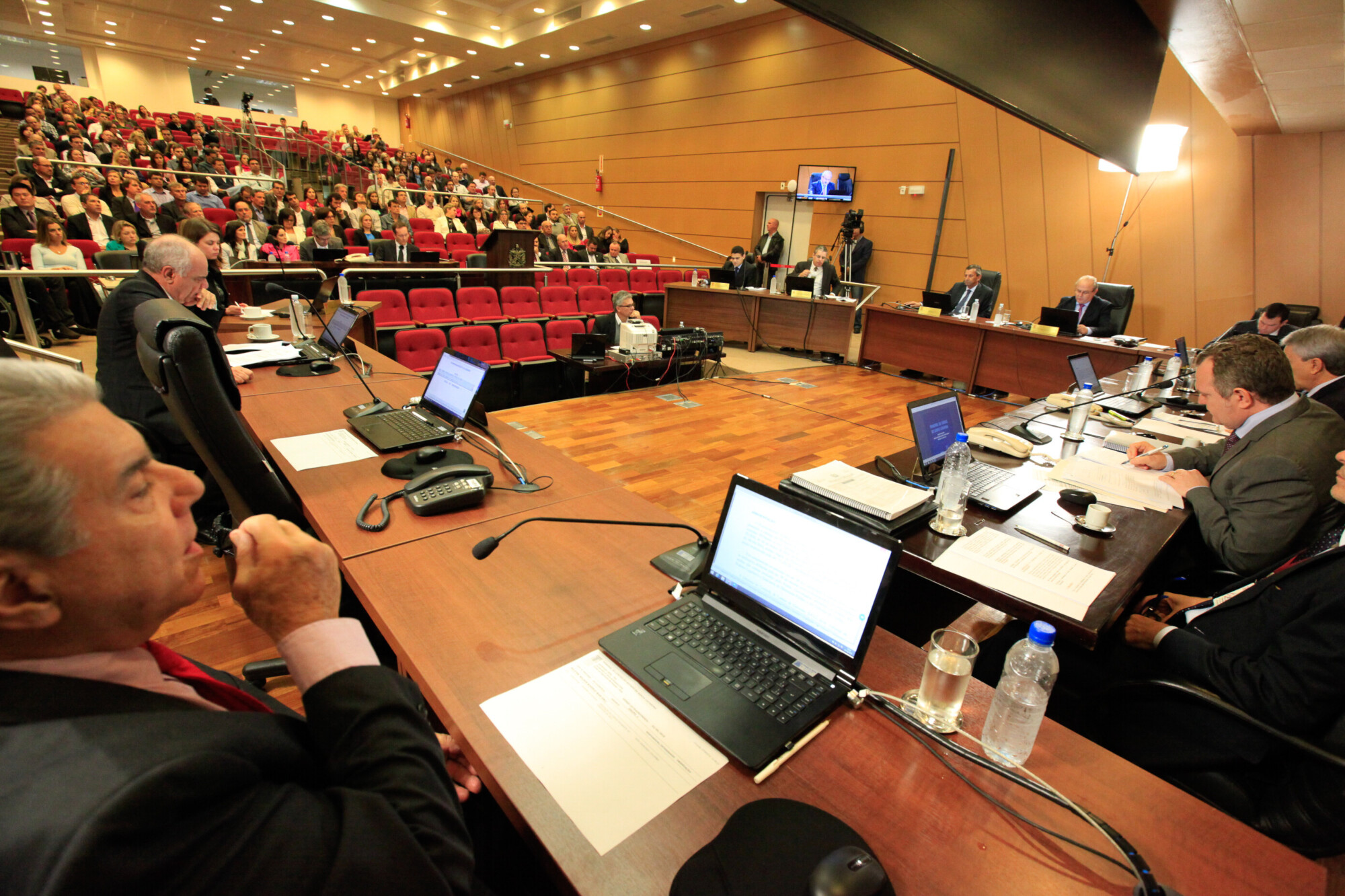 TCE aprova contas do Executivo, mas determina auditoria na previdência