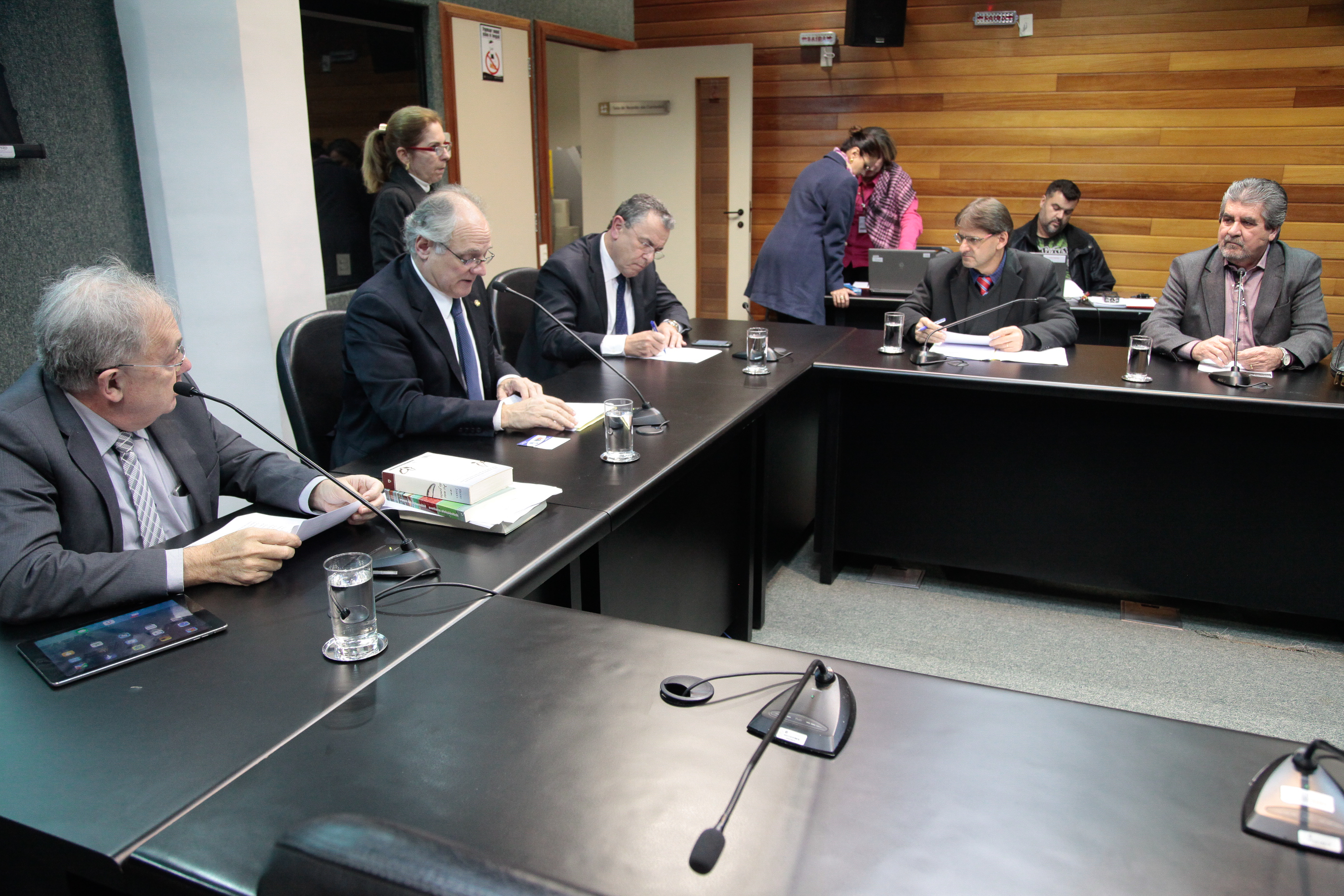 Reunião da Comissão Parlamentar de Inquérito para investigar a falsificação de medicamentos em Santa Catarina.