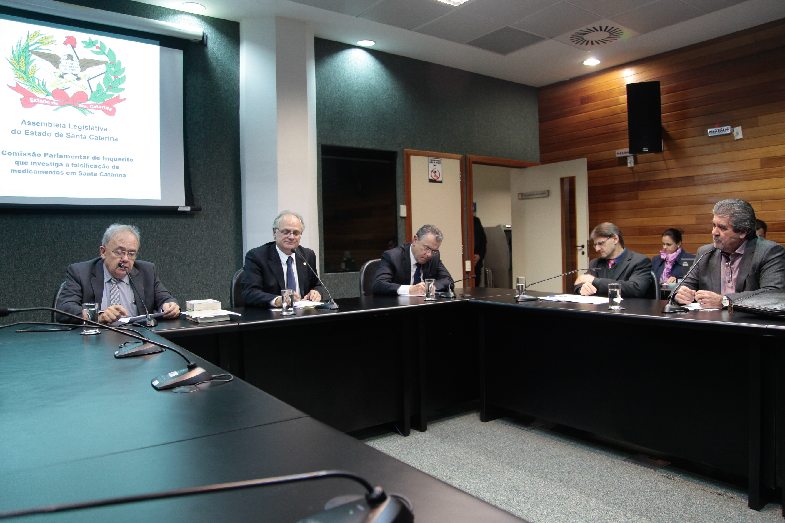Reunião da Comissão Parlamentar de Inquérito para investigar a falsificação de medicamentos em Santa Catarina.