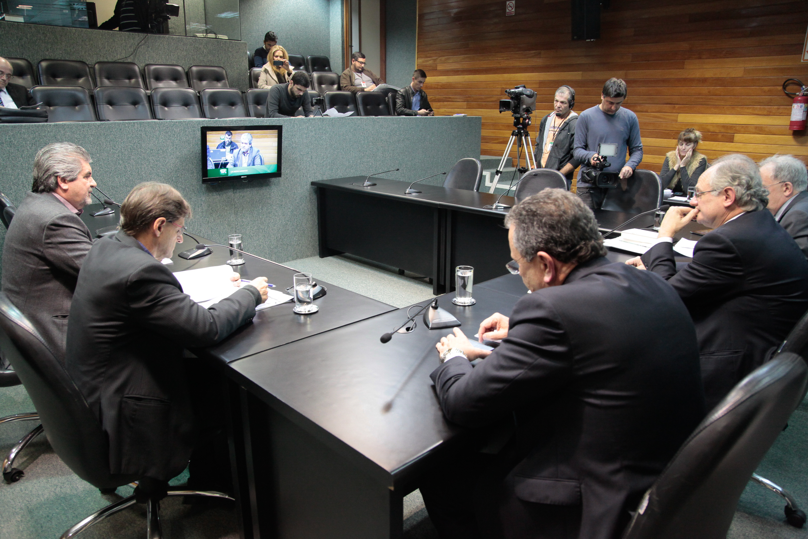 Reunião da Comissão Parlamentar de Inquérito para investigar a falsificação de medicamentos em Santa Catarina.