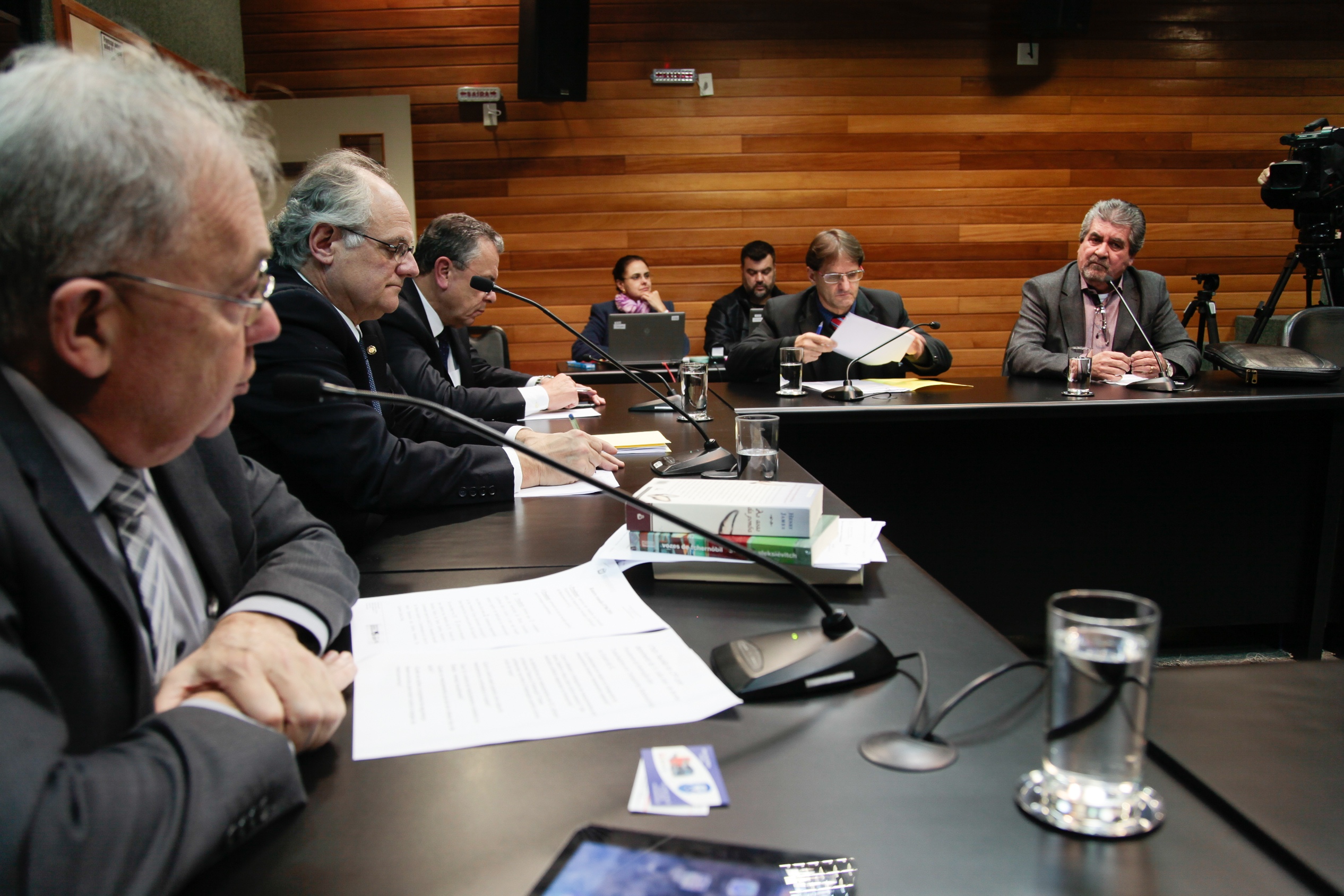Reunião da Comissão Parlamentar de Inquérito para investigar a falsificação de medicamentos em Santa Catarina.