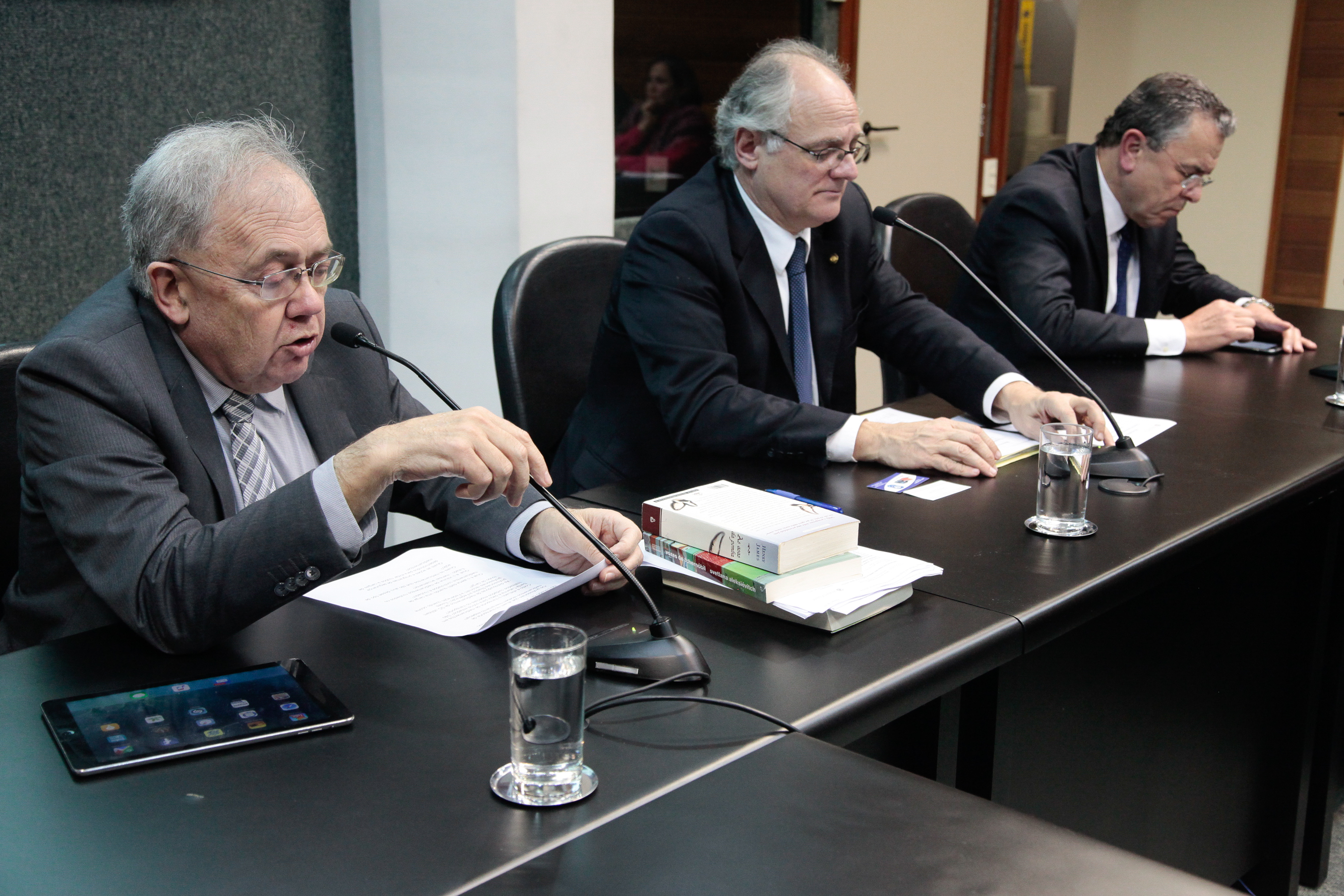 Reunião da Comissão Parlamentar de Inquérito para investigar a falsificação de medicamentos em Santa Catarina.